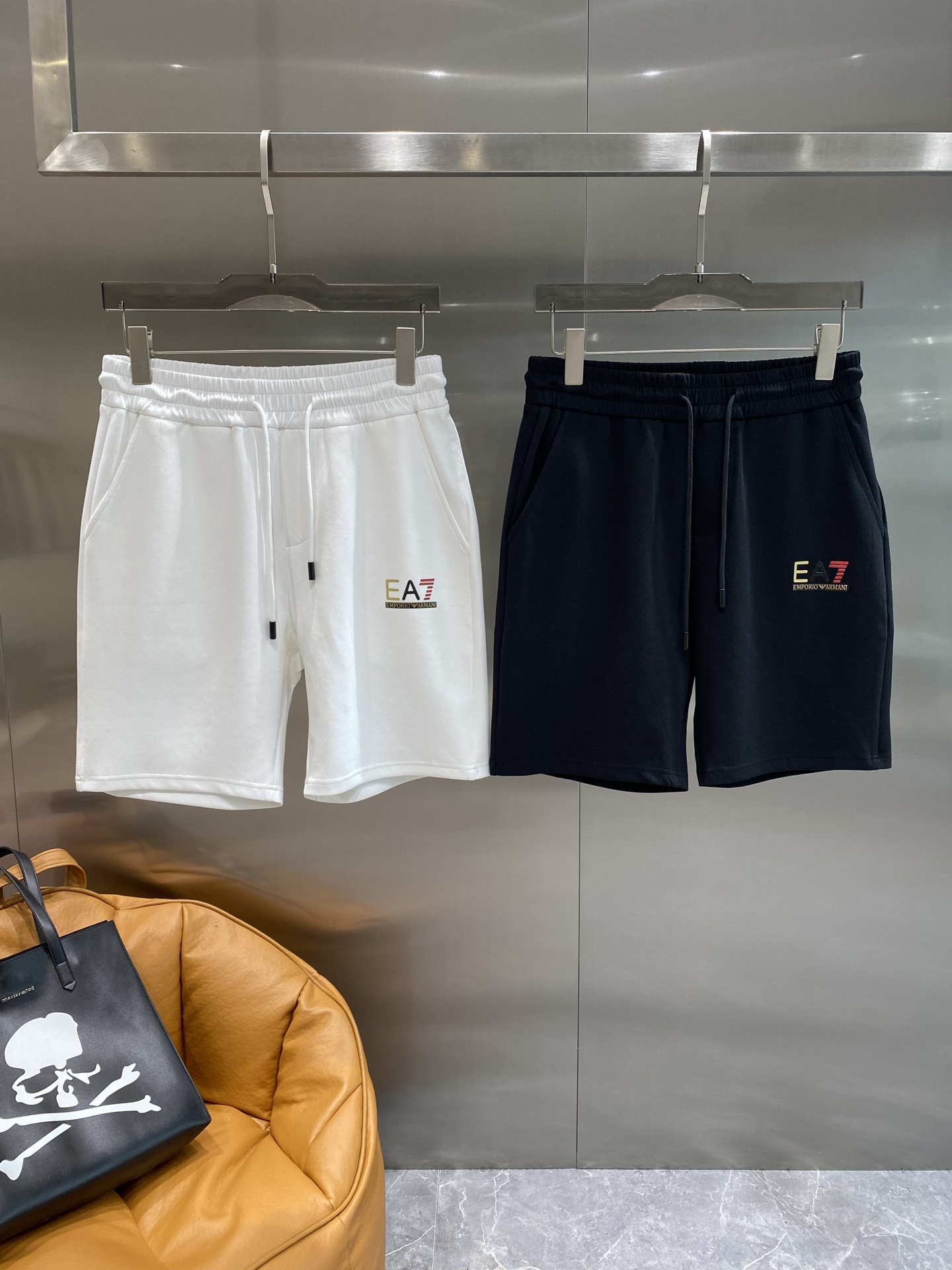 NO:445233,'Ama Family' Summer luxury and casual must have classic, versatile and atmospheric, with the iconic logo on one side of the trouser, exquisite and shining, and the low-key luxury is displayed. The elastic waist and drawstring design, M-3XL the next day, alexander wang19860909《阿玛家》 夏日奢华休闲必备经典百搭又大气,裤身一侧标志性的标识,精致闪耀,低调中尽显奢华.松紧腰配抽绳设计,M-3XL隔天,,alexander wang,Men's clothing