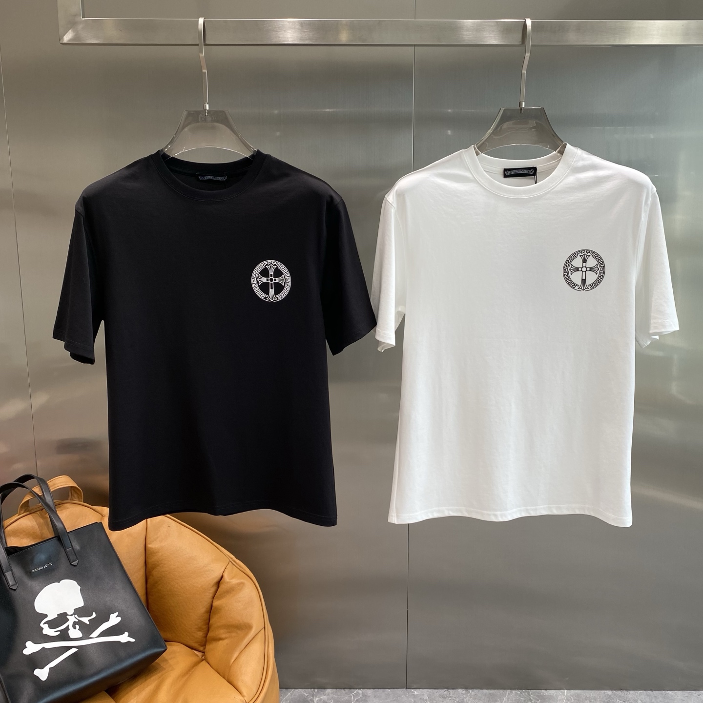 NO:432511,'Kejia' 2025 summer new short-sleeved T-shirt, the personalized art series exclusively released on the entire network. The versatile details are perfectly processed and pure cotton fabric is very exquisite. Original fabric. The same high-quality and comfortable hand feels very fashionable and personalized. The super versatile and beautiful style is the same color. The next day, T-shirt,tees, t-shirt,alexander wang19860909《克家》 2025夏季新款短袖T恤,个性艺术系列全网独家首发 百搭款细节处理完美纯棉面料十分精致 原版面料 网红明星同款高版本 高品质手感非常舒服 时尚又个性 超级百搭好看的一款同款颜色黑、白 码数M-3XL隔天,,T-shirt,tees，t-shirt,alexander wang,Men's clothing