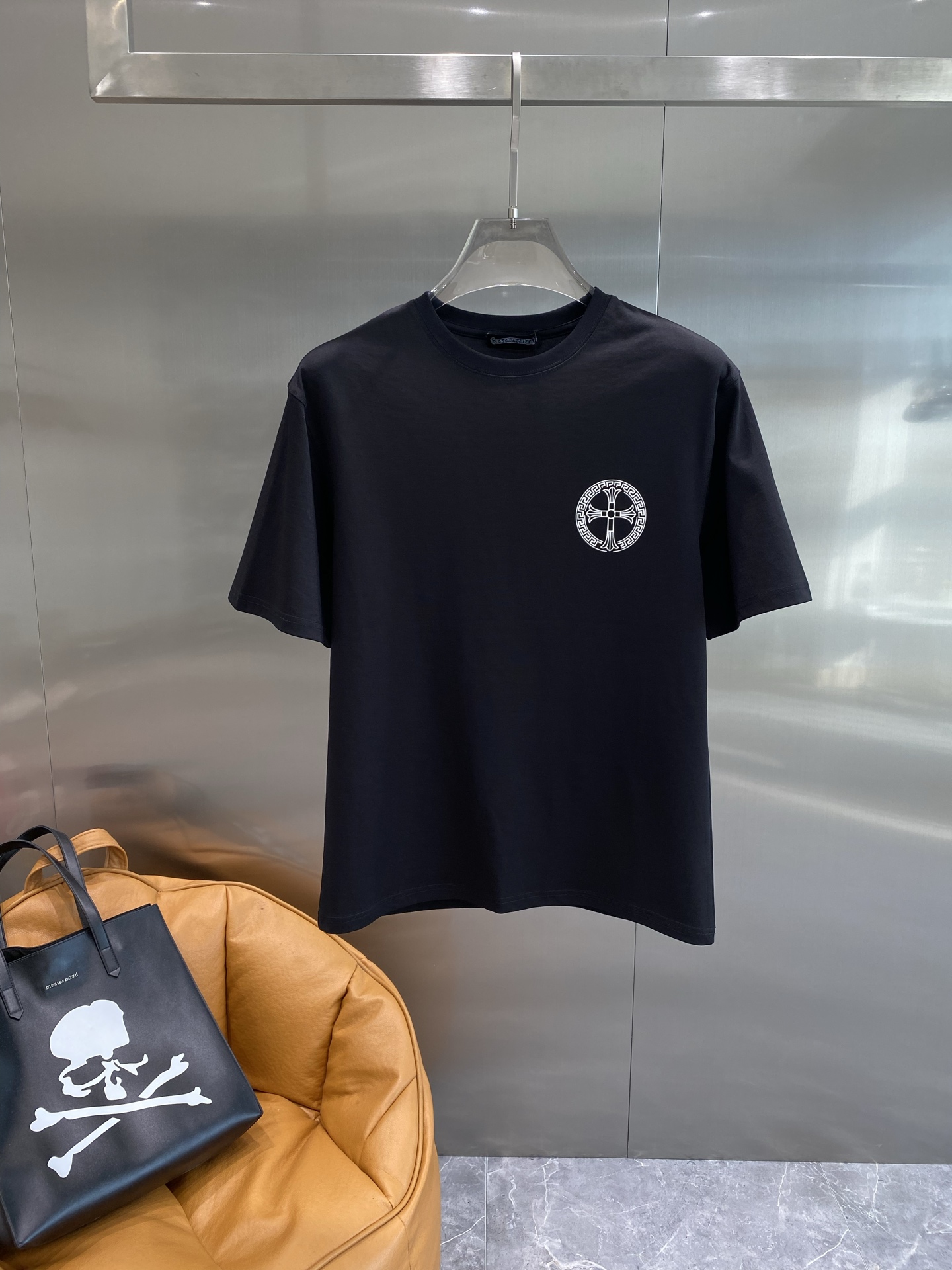 NO:442327,'Kejia' 2025 summer new short-sleeved T-shirt, the personalized art series exclusively released on the entire network. The versatile details are perfectly processed and pure cotton fabric is very exquisite. Original fabric. The same high-quality and comfortable hand feels very fashionable and personalized. The super versatile and beautiful style is the same color. The next day, T-shirt,tees, t-shirt,alexander wang19860909《克家》 2025夏季新款短袖T恤,个性艺术系列全网独家首发 百搭款细节处理完美纯棉面料十分精致 原版面料 网红明星同款高版本 高品质手感非常舒服 时尚又个性 超级百搭好看的一款同款颜色黑、白 码数M-3XL隔天,,T-shirt,tees，t-shirt,alexander wang,Men's clothing