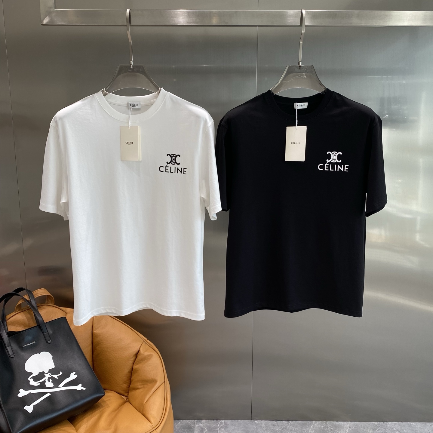 NO:432507,'Saijia' 2025 summer new short-sleeved T-shirt, the personalized art series exclusively released on the entire network. The versatile details are perfectly processed and pure cotton fabric is very exquisite. Original fabric. The same high-end version of the internet celebrity celebrity. The high-quality feel is very comfortable. Fashionable and personalized. The super versatile and beautiful style is the same color. The same color is black and white. The next day, T-shirt,tees, t-shirt,alexander wang19860909《赛家》 2025夏季新款短袖T恤,个性艺术系列全网独家首发 百搭款细节处理完美纯棉面料十分精致 原版面料 网红明星同款高版本 高品质手感非常舒服 时尚又个性 超级百搭好看的一款同款颜色黑、白 码数M-3XL隔天,,T-shirt,tees，t-shirt,alexander wang,Men's clothing