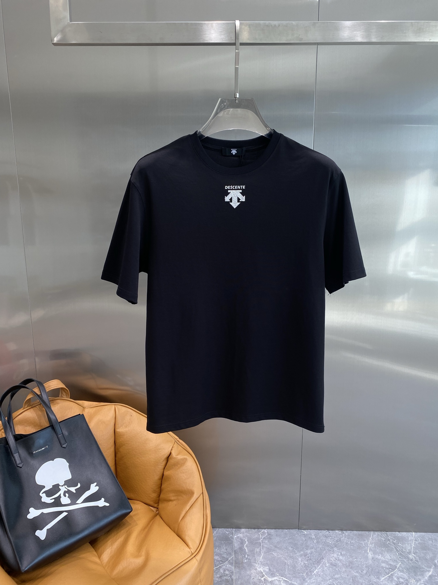 NO:442313,'Disanjia' 2025 Spring and Summer Men's New Round Neck Short-Sleeved T-shirt. Imported Fixed Fabric 10 Fabric feels silky and soft, with excellent breathability and skin-friendliness, extremely comfortable to wear, and the overall texture is quite high!  The iconic logo on the chest of clothes, M-3XL the next day, T-shirt, tees, t-shirt, alexander wang19860909《迪桑家》 2025春夏男士新款圆领短袖T恤.进口定织面料10面料手感丝滑柔软,透气亲肤性极佳,着身无比的舒适,整体质感相当之高！衣身胸前标志性Logo,M-3XL隔天,,T-shirt,tees，t-shirt,alexander wang,Men's clothing