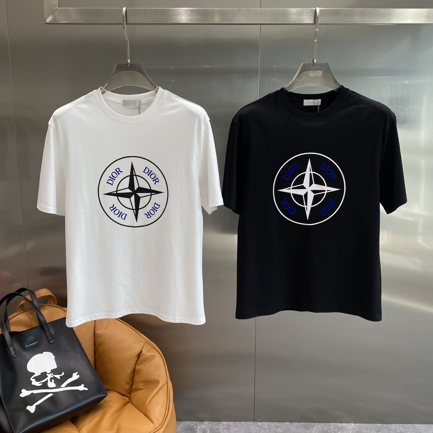 NO:432500,'Dijia' 2025 Spring and Summer Men's New Round Neck Short-Sleeved T-shirt. Imported Fixed Fabric 10 Fabric feels silky and soft, with excellent breathability and skin-friendliness, extremely comfortable to wear, and the overall texture is quite high!  The iconic logo on the chest of clothes, M-3XL the next day, dior, T-shirt, tees, t-shirt, alexander wang19860909《迪家》 2025春夏男士新款圆领短袖T恤.进口定织面料10面料手感丝滑柔软,透气亲肤性极佳,着身无比的舒适,整体质感相当之高！衣身胸前标志性Logo,M-3XL隔天,,dior,T-shirt,tees，t-shirt,alexander wang,Men's clothing