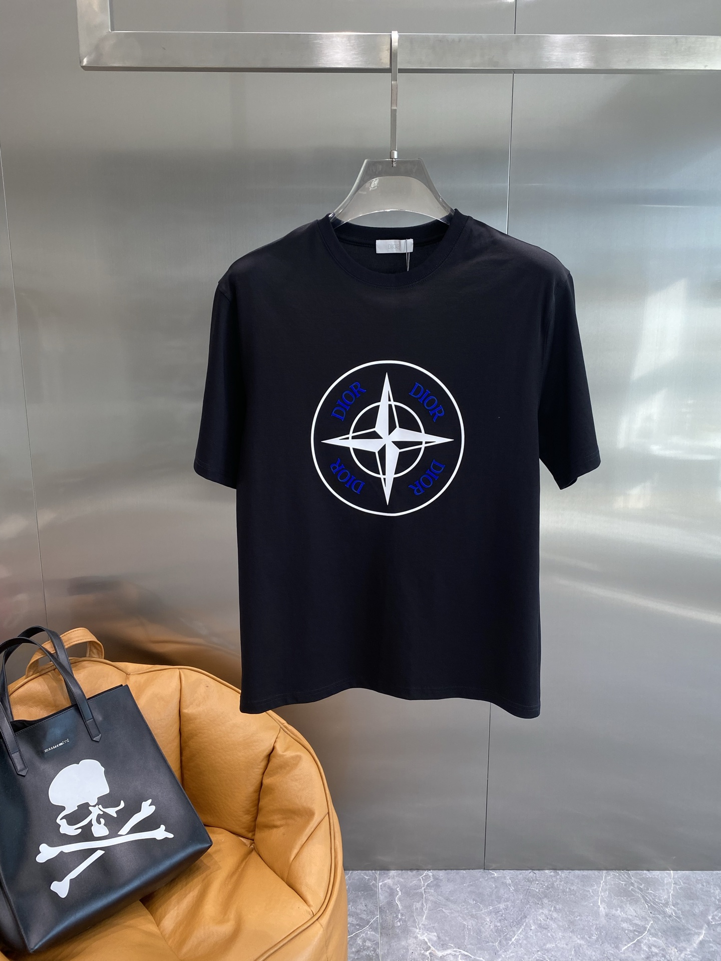 NO:442322,'Dijia' 2025 Spring and Summer Men's New Round Neck Short-Sleeved T-shirt. Imported Fixed Fabric 10 Fabric feels silky and soft, with excellent breathability and skin-friendliness, extremely comfortable to wear, and the overall texture is quite high!  The iconic logo on the chest of clothes, M-3XL the next day, dior, T-shirt, tees, t-shirt, alexander wang19860909《迪家》 2025春夏男士新款圆领短袖T恤.进口定织面料10面料手感丝滑柔软,透气亲肤性极佳,着身无比的舒适,整体质感相当之高！衣身胸前标志性Logo,M-3XL隔天,,dior,T-shirt,tees，t-shirt,alexander wang,Men's clothing