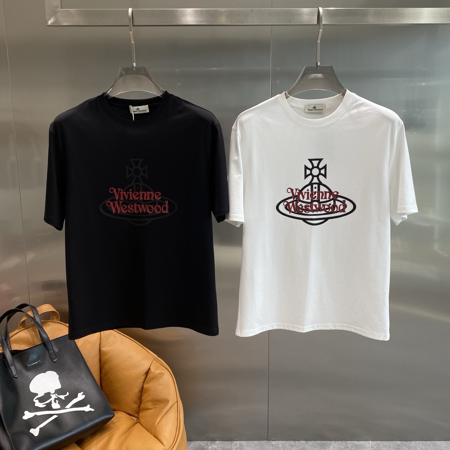 NO:476960,'Wallen Home' 2025 spring and summer new short-sleeved style versatile styles, anyone can easily control the fabric. Fully customized high-quality double-sided silk soft cotton fabric. The fabric feels soft and the upper body is comfortable and soft. The simple style is very classy, ​​simple and unique, and the style is very exquisite. Size M-3XL the next day, valentino, T-shirt, alexander wang19860909《华伦家》 2025春夏季新款短袖 百搭款式 任何人都可以轻松驾驭 面料全订制 高定一等品双面丝柔棉面料 面料手感柔软,上身舒适柔软 简约的款式非常显档次,简约个性时尚,版型剪裁非常精致,尺码 M-3XL隔天,,valentino,T-shirt,alexander wang,Men's clothing