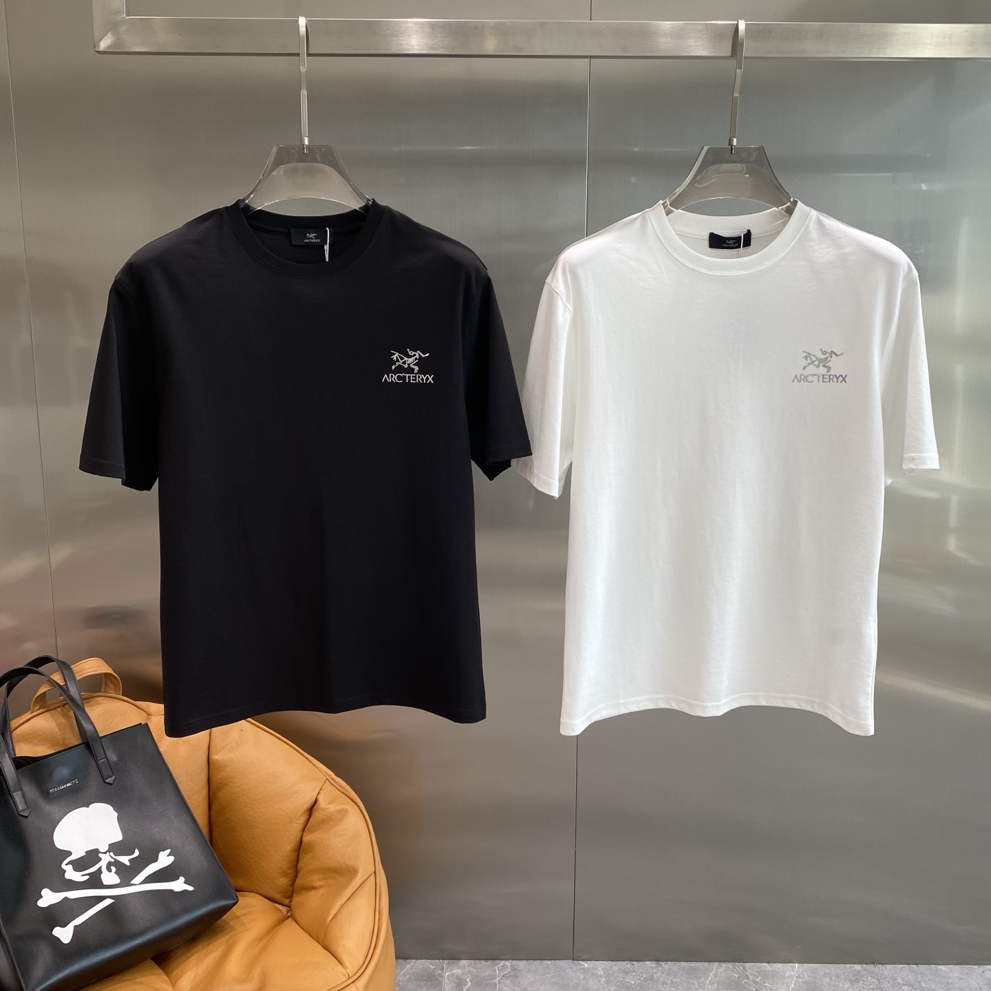 NO:476904,'Bird Family' 2025 Spring and Summer Men's New Round Neck Short-Sleeved T-shirt. Imported Fixed Fabric 10 Fabric feels silky and soft, with excellent breathability and skin-friendliness, extremely comfortable to wear, and the overall texture is quite high!  The iconic logo on the chest of clothes, M-3XL the next day, jil sander, T-shirt, tees, t-shirt, alexander wang19860909《鸟家》 2025春夏男士新款圆领短袖T恤.进口定织面料10面料手感丝滑柔软,透气亲肤性极佳,着身无比的舒适,整体质感相当之高！衣身胸前标志性Logo,M-3XL隔天,,jil sander,T-shirt,tees，t-shirt,alexander wang,Men's clothing