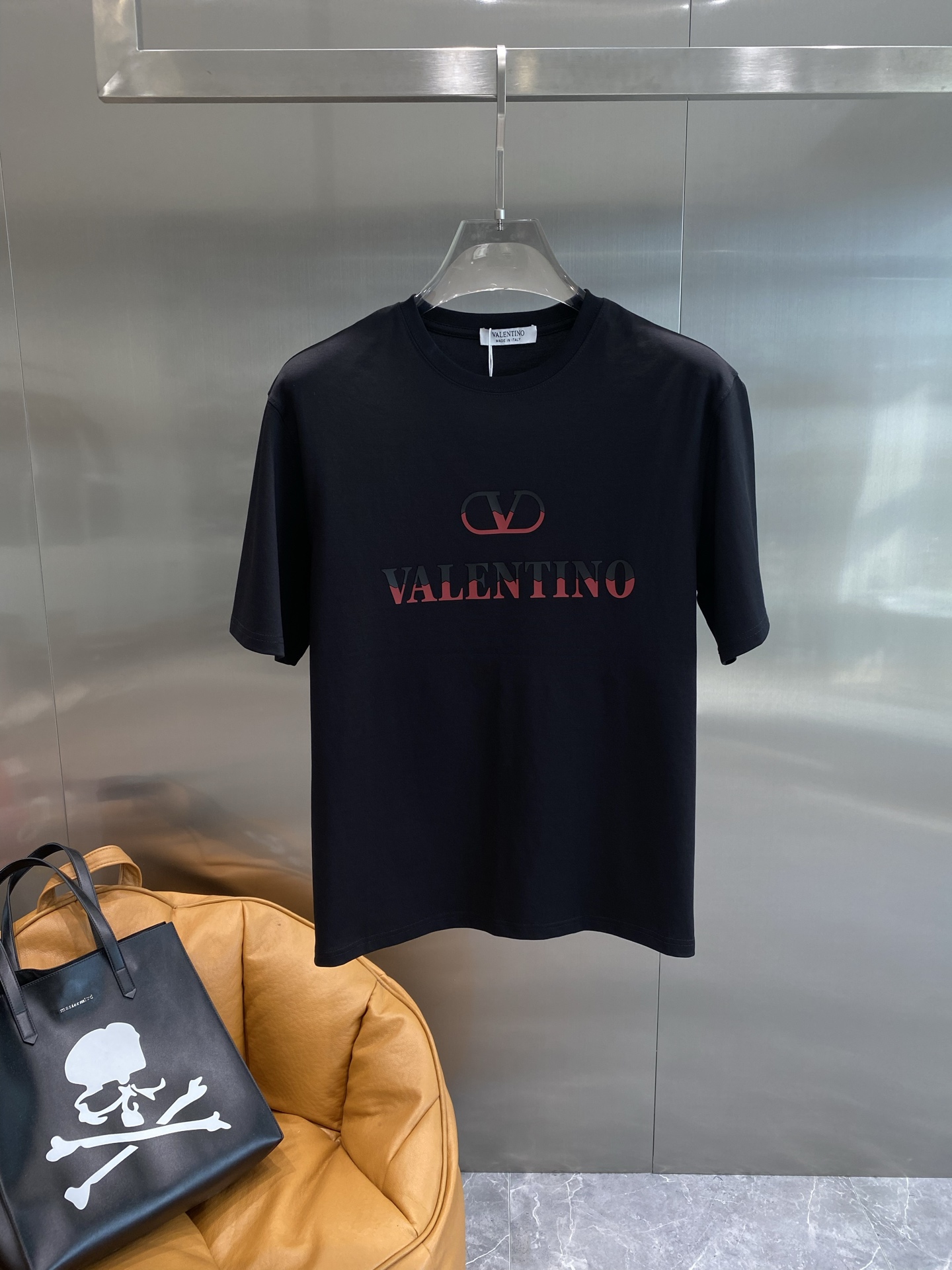 NO:442330,'Wallen Home' 2025 spring and summer new short-sleeved style versatile styles, anyone can easily control the fabric. Fully customized high-quality double-sided silk soft cotton fabric. The fabric feels soft and the upper body is comfortable and soft. The simple style is very classy, ​​simple and unique, and the style is very exquisite. Size M-3XL the next day, valentino, T-shirt, alexander wang19860909《华伦家》 2025春夏季新款短袖 百搭款式 任何人都可以轻松驾驭 面料全订制 高定一等品双面丝柔棉面料 面料手感柔软,上身舒适柔软 简约的款式非常显档次,简约个性时尚,版型剪裁非常精致,尺码 M-3XL隔天,,valentino,T-shirt,alexander wang,Men's clothing