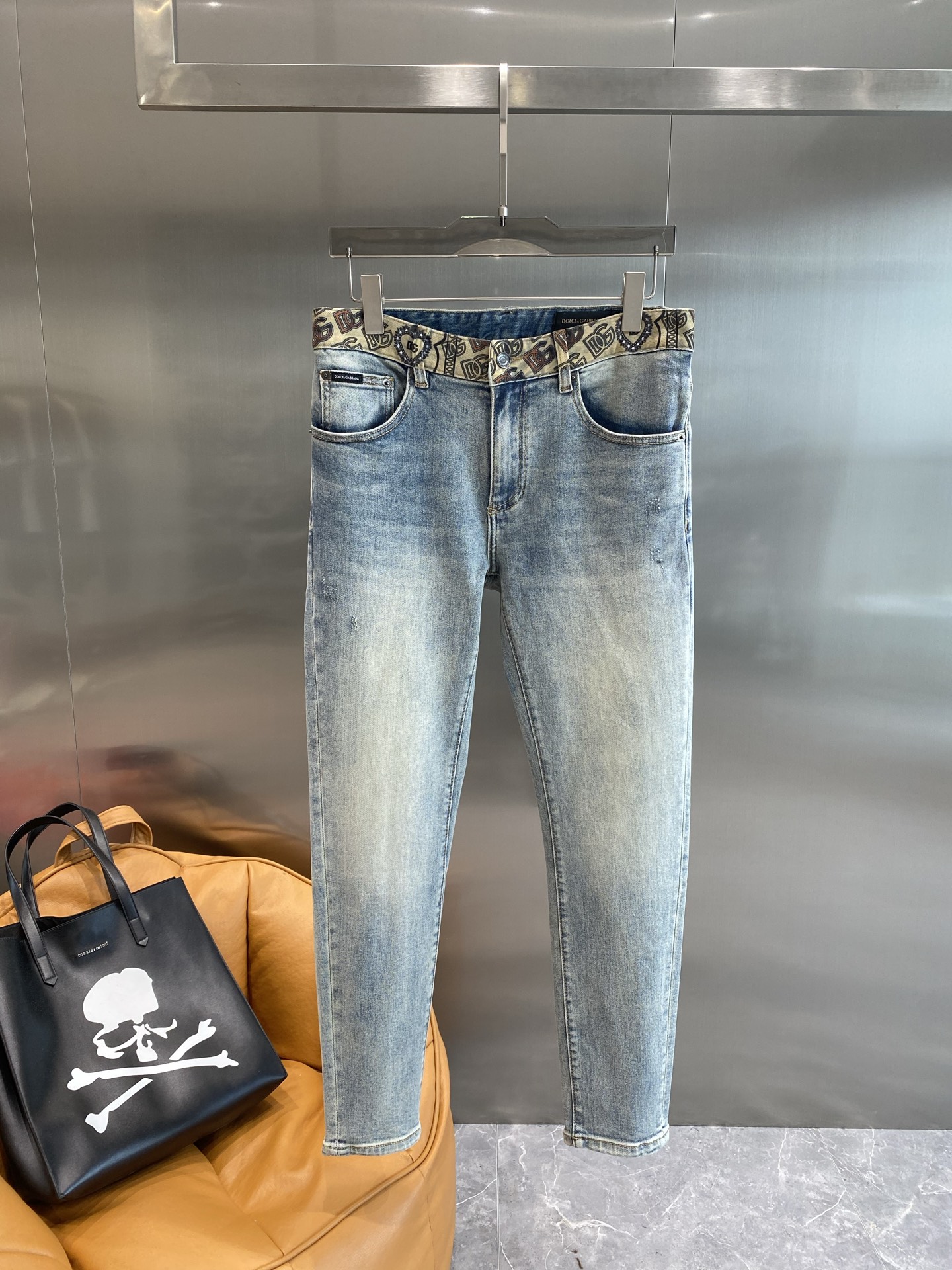 NO:445189,'DG Home' 25-year spring and summer new casual jeans pants, clean and neat tailored, full of urban style, using worsted fabrics, soft and dry feel, and the upper body effect is crisp and stylish. The hardware is exquisite, business and casual, and so many top-level raw materials, creating high-end products with unparalleled value, the first choice for high-end fashion and fashion people. Size 29-36 the next day, gucci, jeans, alexander wang19860909《DG家》 25年春夏新款休闲牛仔裤裤 干净利落剪裁,都市风十足 采用精纺面料手感软糯干爽,上身效果挺括有型.五金精致,商务休闲非常好看如此众多的顶级原料,打造出价值感无与伦比的高端产品,高端潮流时尚人士首选 尺码29-36隔天,,gucci,jeans,alexander wang,Men's clothing