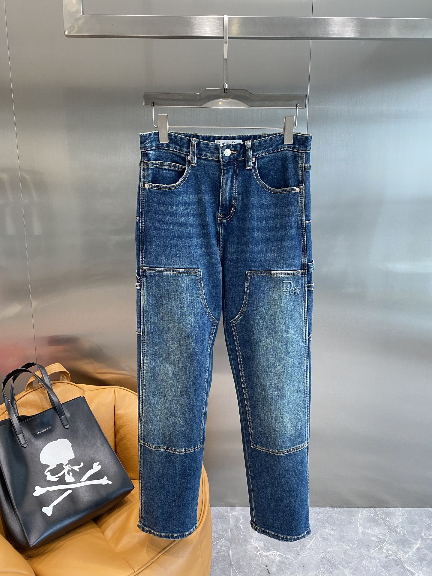 NO:445183,'Dijia' is exclusively available for new jeans, high-end version!  Customized fabrics for counters are breathable and comfortable, with impeccable details, and the brand element design concept reflects high quality. The feel is delicate and soft!  It is casually cut, with a great upper body style!  29-36 next day, dior jeans alexander wang19860909《迪家》 独家专供新款 牛仔裤,高端版本！专柜定制面料 透气舒适度高,细节无可挑剔,品牌元素设计理念,体现高品质.手感细腻柔软！呈现休闲裁剪,上身版型超赞！ 码数29-36隔天,,dior,jeans,alexander wang,Men's clothing