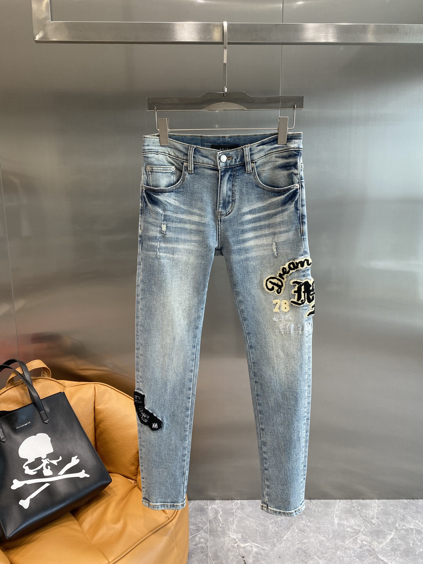 NO:445179,'MRI Home' Men's Washed Jeans for Spring and Summer!  Trading company channel is awesome, with excellent quality, versatile versatile pants king in the fashion circle, European and American street photography mid-to-high frequency wear demonstration, leather waist brand logo design!  And it is a must-have item for luxury brands every season!  Very pure and minimalist design tone!  Adhering to the usual fashion proposition, it is quite eye-catching, which demonstrates its ingenuity and strongly posits its brand identity!  Size 29-36 the next day, jeans, alexander wang19860909《MRI家》 春夏男士水洗牛仔裤！贸易公司渠道牛货,品相超赞,时尚圈万能的百搭裤王,欧美街拍中高频穿搭示范,皮革腰牌logo设计！且是奢侈品牌每季必出的单品！非常纯粹极简的设计基调！秉承了一贯的时尚主张,颇具看点,即彰显了匠心工艺又有力的标榜了品牌身份！尺码29-36隔天,,jeans,alexander wang,Men's clothing