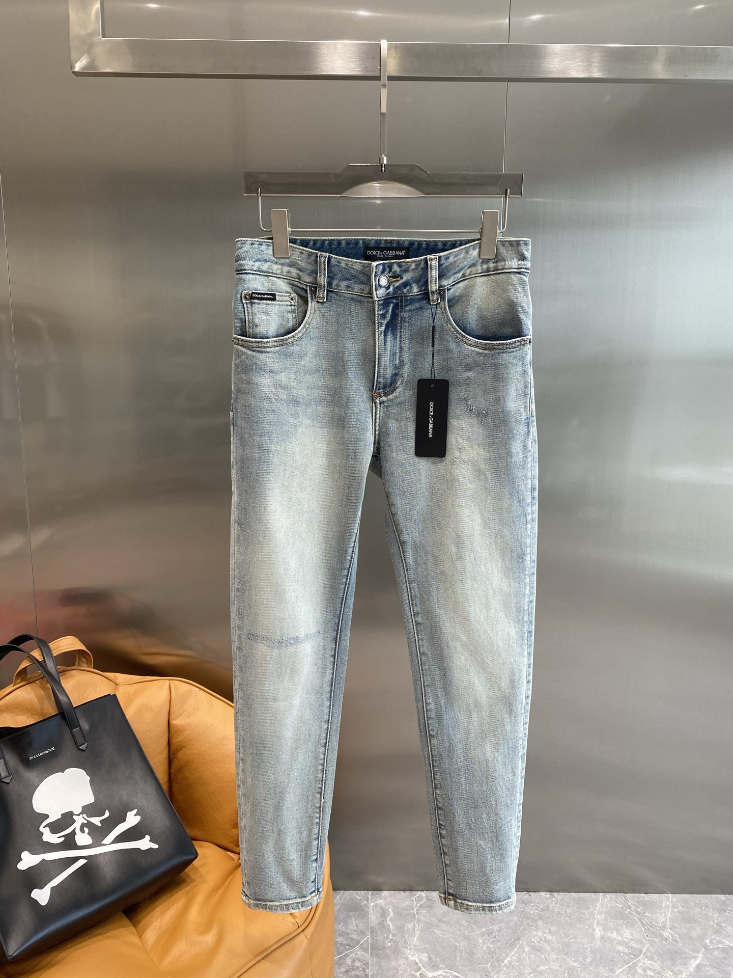 NO:445174,'DG Home' Men's Washed Jeans for Spring and Summer!  Trading company channel is awesome, with excellent quality, versatile versatile pants king in the fashion circle, European and American street photography mid-to-high frequency wear demonstration, leather waist brand logo design!  And it is a must-have item for luxury brands every season!  Very pure and minimalist design tone!  Adhering to the usual fashion proposition, it is quite eye-catching, which demonstrates its ingenuity and strongly posits its brand identity!  Size 29-36 the next day, gucci jeans alexander wang19860909《DG家》 春夏男士水洗牛仔裤！贸易公司渠道牛货,品相超赞,时尚圈万能的百搭裤王,欧美街拍中高频穿搭示范,皮革腰牌logo设计！且是奢侈品牌每季必出的单品！非常纯粹极简的设计基调！秉承了一贯的时尚主张,颇具看点,即彰显了匠心工艺又有力的标榜了品牌身份！尺码29-36隔天,,gucci,jeans,alexander wang,Men's clothing