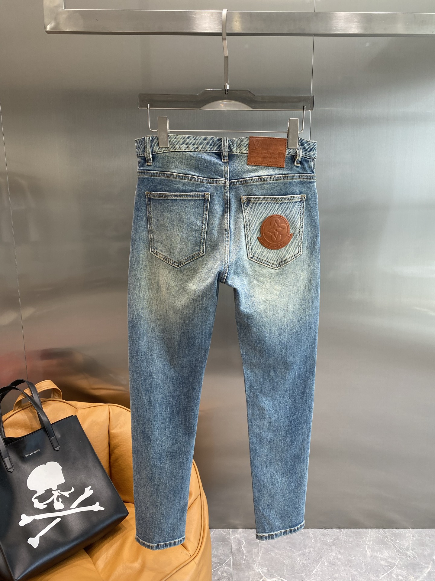 NO:445162,'Donkey House' Men's washing jeans for spring and summer!  Trading company channel is awesome, with excellent quality, versatile versatile pants king in the fashion circle, European and American street photography mid-to-high frequency wear demonstration, leather waist brand logo design!  And it is a must-have item for luxury brands every season!  Very pure and minimalist design tone!  Adhering to the usual fashion proposition, it is quite eye-catching, which demonstrates its ingenuity and strongly posits its brand identity!  Size 29-36 the next day, louis vuitton,louis vuitton,jeans,alexander wang19860909《驴家》 春夏男士水洗牛仔裤！贸易公司渠道牛货,品相超赞,时尚圈万能的百搭裤王,欧美街拍中高频穿搭示范,皮革腰牌logo设计！且是奢侈品牌每季必出的单品！非常纯粹极简的设计基调！秉承了一贯的时尚主张,颇具看点,即彰显了匠心工艺又有力的标榜了品牌身份！尺码29-36隔天,,louis vuitton,louis vuitton,jeans,alexander wang,Men's clothing