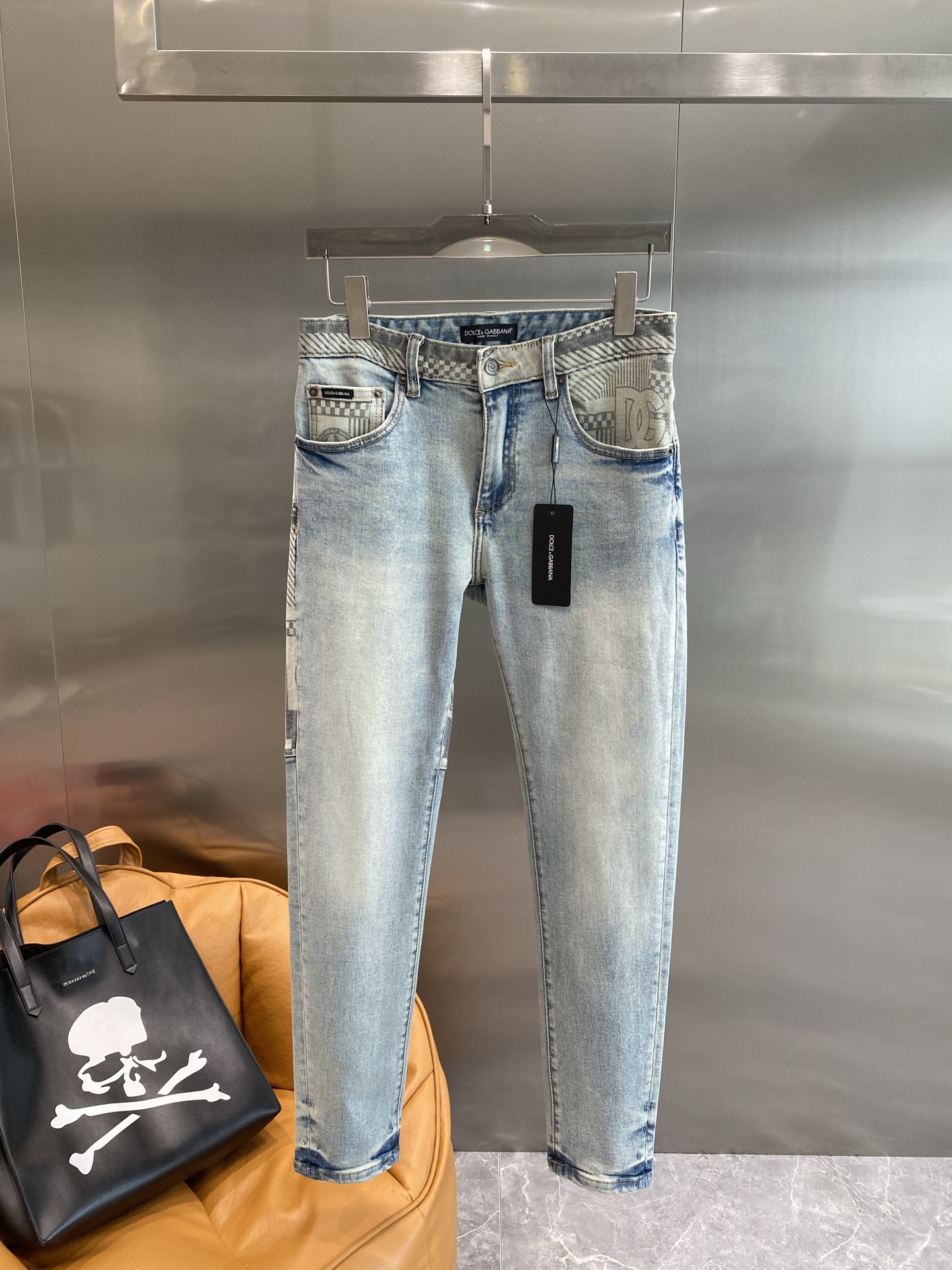 NO:445168,'DG Home' Retro Jeans | A must-have for street coolness. Classic denim wash colors are matched with unique effects. The color is directly filled with a natural retro feel from a dark and light transition. It can well modify the leg lines, making it straight and slim. The metal buckle and simple pocket design at the waist of the trousers are full of details. Number of 29-36 the next day, gucci, jeans, alexander wang19860909《DG家》 复古牛仔裤 | 街头酷感必备 经典牛仔水洗色搭配独特的效果,颜色由深入浅的过渡自然复古感直接拉满.能够很好地修饰腿部线条,显直又显瘦.裤腰处的金属扣和简约口袋设计,细节感满满. 码数29-36隔天,,gucci,jeans,alexander wang,Men's clothing