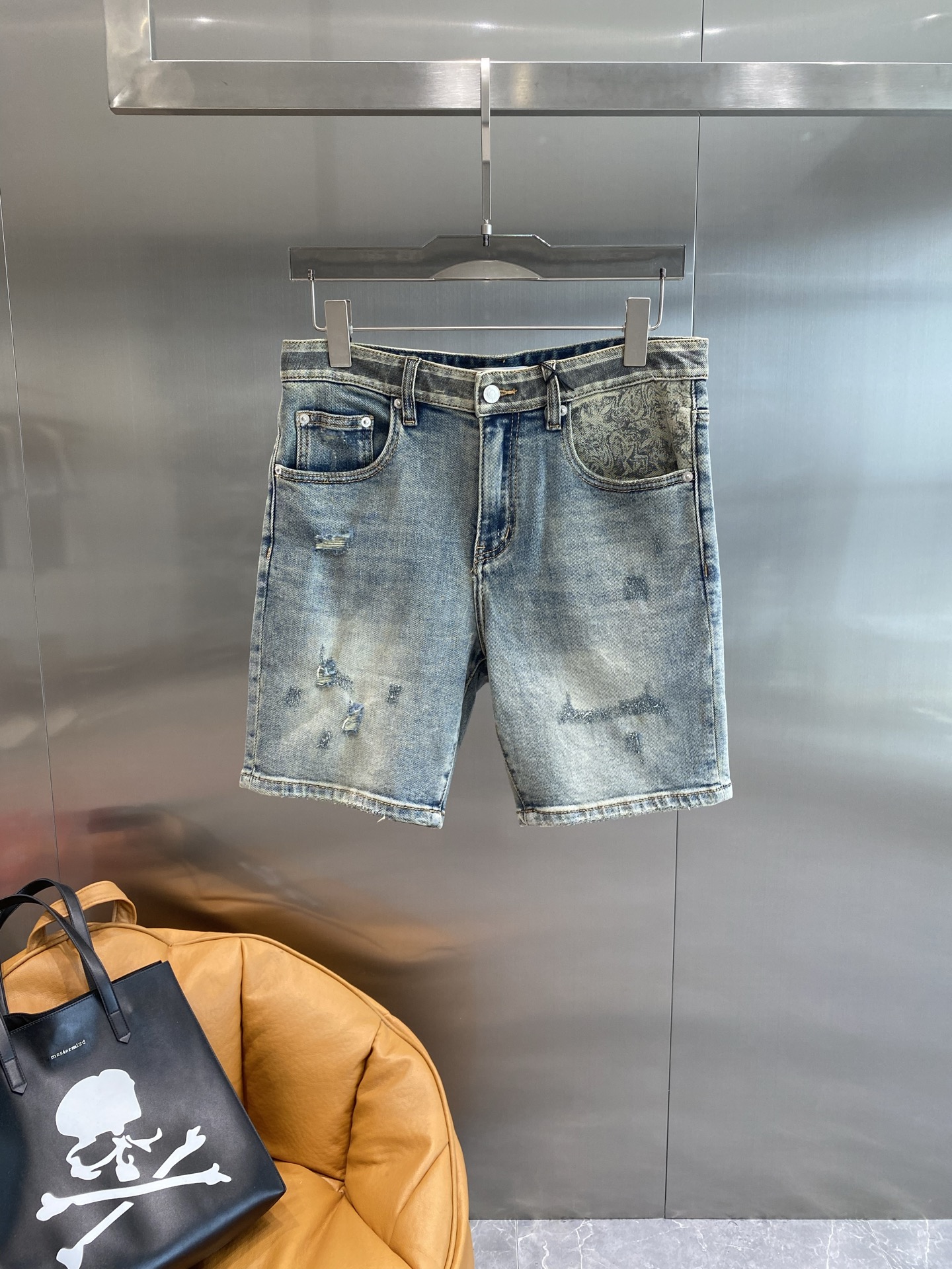NO:445218,'Dijia' Dior denim shorts, a must-have classic denim fabric for summer luxury and cool feeling, full of texture, low-key and luxuriously printed with the brand's iconic patterns, each of which shows a sense of high-end. 29-36,,dior,dior, shorts,alexander wang19860909《迪家》 迪奥 牛仔短裤,夏日奢华酷感必备经典的牛仔面料,质感满满,低调又奢华地印着品牌标志性图案,每一处都彰显着高级感.29-36,,dior,dior,shorts,alexander wang,Men's clothing