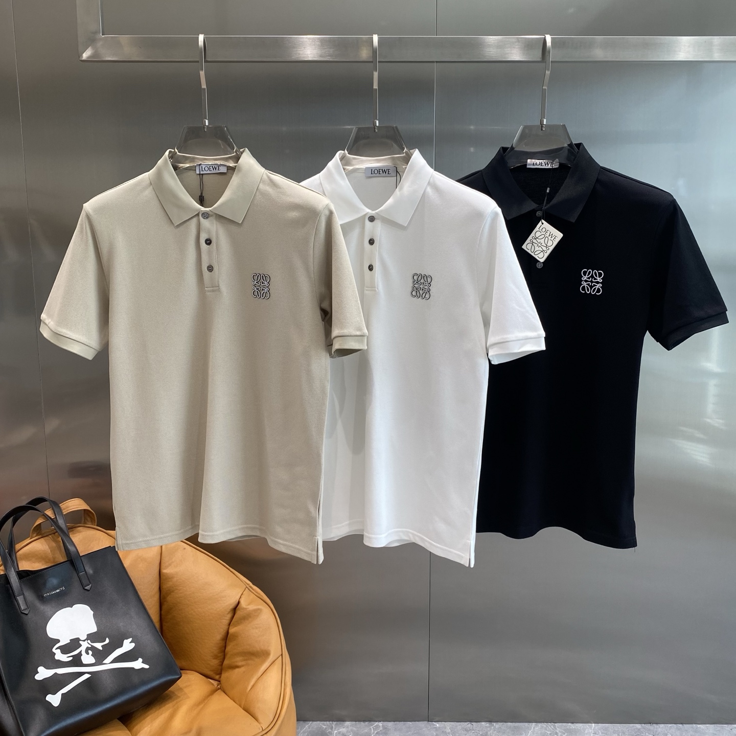 NO:432515,'Luo Family' high-end customization, 2025 new fashionable lapel short-sleeved polo T-shirt, original replica, customer-supplied original imported mercerized cotton fabric, original replica classic brand logo, perfect tailoring, exquisite workmanship, and the first choice for must-have items!  Size M-3XL the next day, loewe, T-shirt,tees, t-shirt,alexander wang19860909《罗家》 高端定制、2025新款时尚翻领短袖poloT恤、原版复刻、客供原版进口丝光棉面料、原版复刻经典品牌logo、剪裁完美、做工精致、必入单品首选！尺码M-3XL隔天,,loewe,T-shirt,tees，t-shirt,alexander wang,Men's clothing