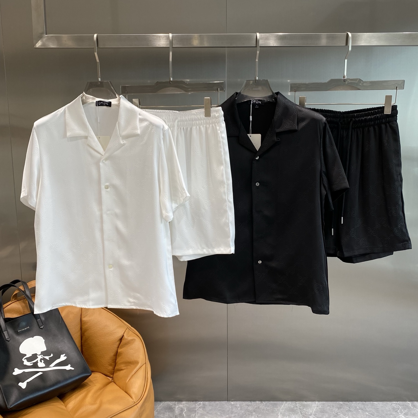 NO:432553,'Gujia' Casual pajamas set High-order silk silk fabric upgrade process upgrade Home clothing High-order Russian silk fabric skin-friendly and comfortable Home essentials Do not machine wash silk products, recommended to hand wash or wash bag number M-3XL the next day, gucci, real silk, alexander wang19860909《古家》 休闲睡衣套装 高订天绸丝面料升级工艺升级 家居服 高定俄罗丝面料亲肤轻柔舒适 家居必备 真丝产品切勿机洗,建议 手洗或者洗衣袋洗 码数M-3XL隔天,,gucci,real silk,alexander wang,Men's clothing