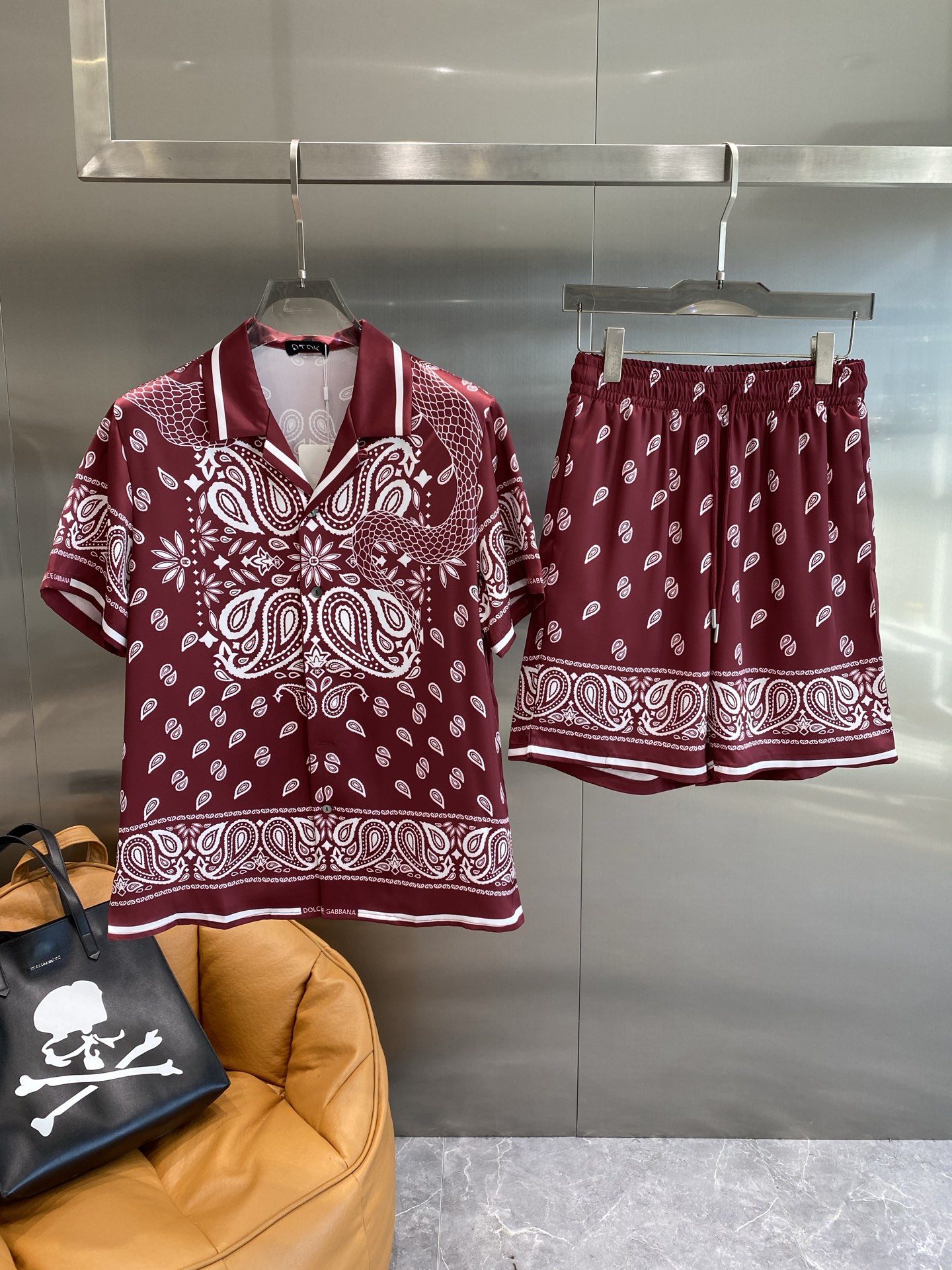 NO:432577,'DG Home' Casual pajamas set High-order silk silk fabric upgrade process upgrade Home clothing High-order Russian silk fabric skin-friendly and comfortable Home essentials Do not machine wash silk products, recommended to hand wash or wash bag number M-3XL the next day, gucci, real silk, alexander wang19860909《DG家》 休闲睡衣套装 高订天绸丝面料升级工艺升级 家居服 高定俄罗丝面料亲肤轻柔舒适 家居必备 真丝产品切勿机洗,建议 手洗或者洗衣袋洗 码数M-3XL隔天,,gucci,real silk,alexander wang,Men's clothing