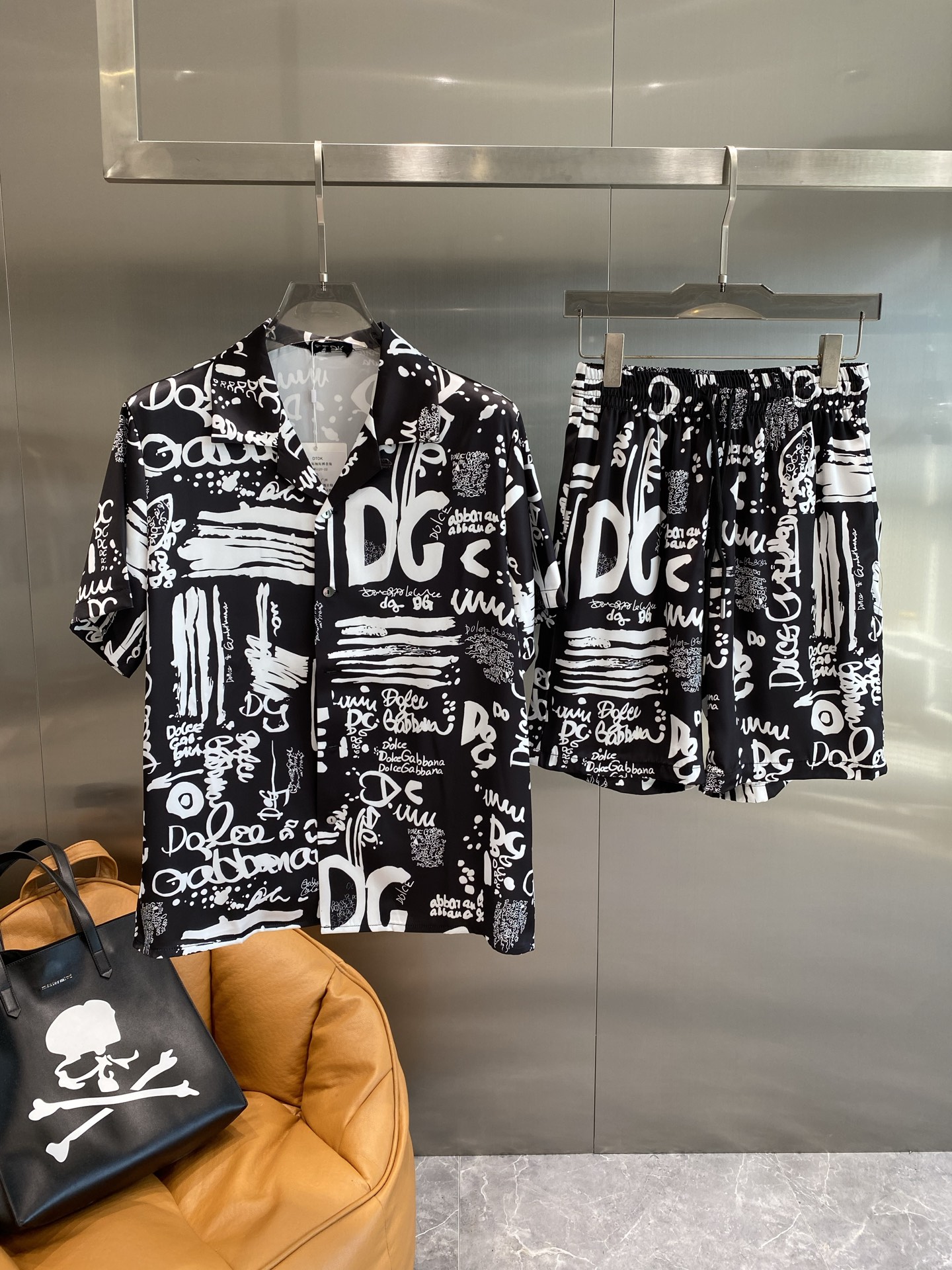 NO:476968,'DG Home' Casual pajamas set High-order silk silk fabric upgrade process upgrade Home clothing High-order Russian silk fabric skin-friendly and comfortable Home essentials Do not machine wash silk products, recommended to hand wash or wash bag number M-3XL the next day, gucci, real silk, alexander wang19860909《DG家》 休闲睡衣套装 高订天绸丝面料升级工艺升级 家居服 高定俄罗丝面料亲肤轻柔舒适 家居必备 真丝产品切勿机洗,建议 手洗或者洗衣袋洗 码数M-3XL隔天,,gucci,real silk,alexander wang,Men's clothing