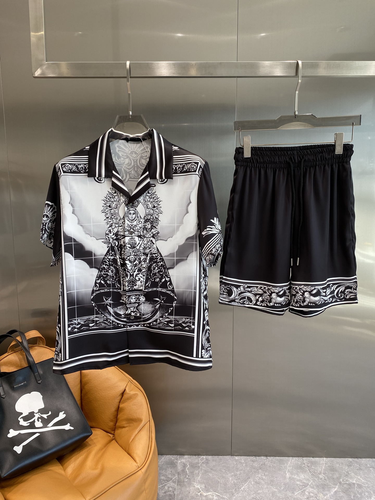 NO:432539,'DG Home' Casual pajamas set High-order silk silk fabric upgrade process upgrade Home clothing High-order Russian silk fabric skin-friendly and comfortable Home essentials Do not machine wash silk products, recommended to hand wash or wash bag number M-3XL the next day, gucci, real silk, alexander wang19860909《DG家》 休闲睡衣套装 高订天绸丝面料升级工艺升级 家居服 高定俄罗丝面料亲肤轻柔舒适 家居必备 真丝产品切勿机洗,建议 手洗或者洗衣袋洗 码数M-3XL隔天,,gucci,real silk,alexander wang,Men's clothing