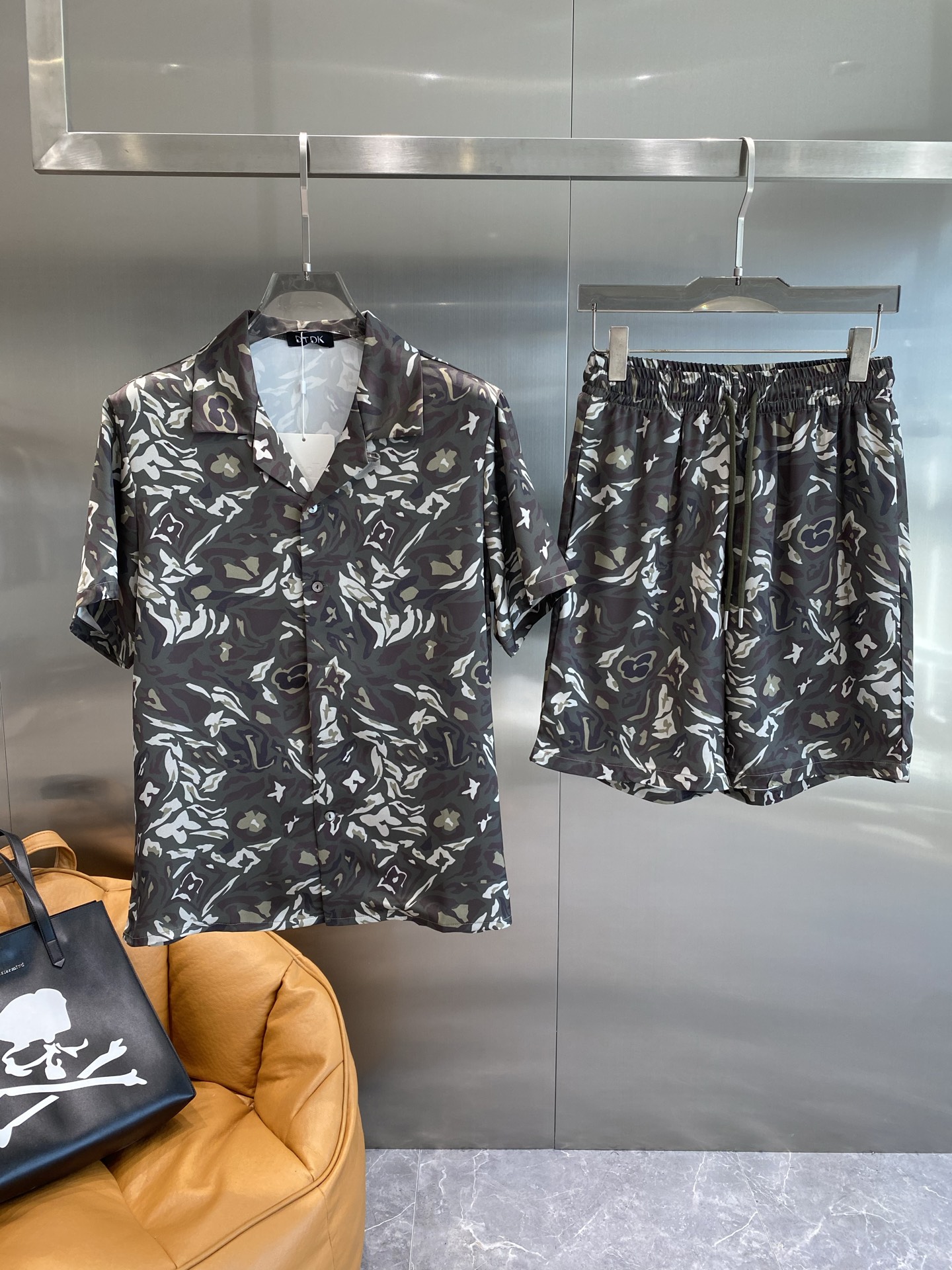 NO:432571,'Donkey Family' Casual pajamas set High-order silk silk fabric upgrade process upgrade Home clothing High-order Russian silk fabric skin-friendly and comfortable Home essentials Do not machine wash silk products, recommended to hand wash or wash bag code M-3XL the next day, louis vuitton, louis vuitton, real silk, alexander wang19860909《驴家》 休闲睡衣套装 高订天绸丝面料升级工艺升级 家居服 高定俄罗丝面料亲肤轻柔舒适 家居必备 真丝产品切勿机洗,建议 手洗或者洗衣袋洗 码数M-3XL隔天,,louis vuitton,louis vuitton,real silk,alexander wang,Men's clothing