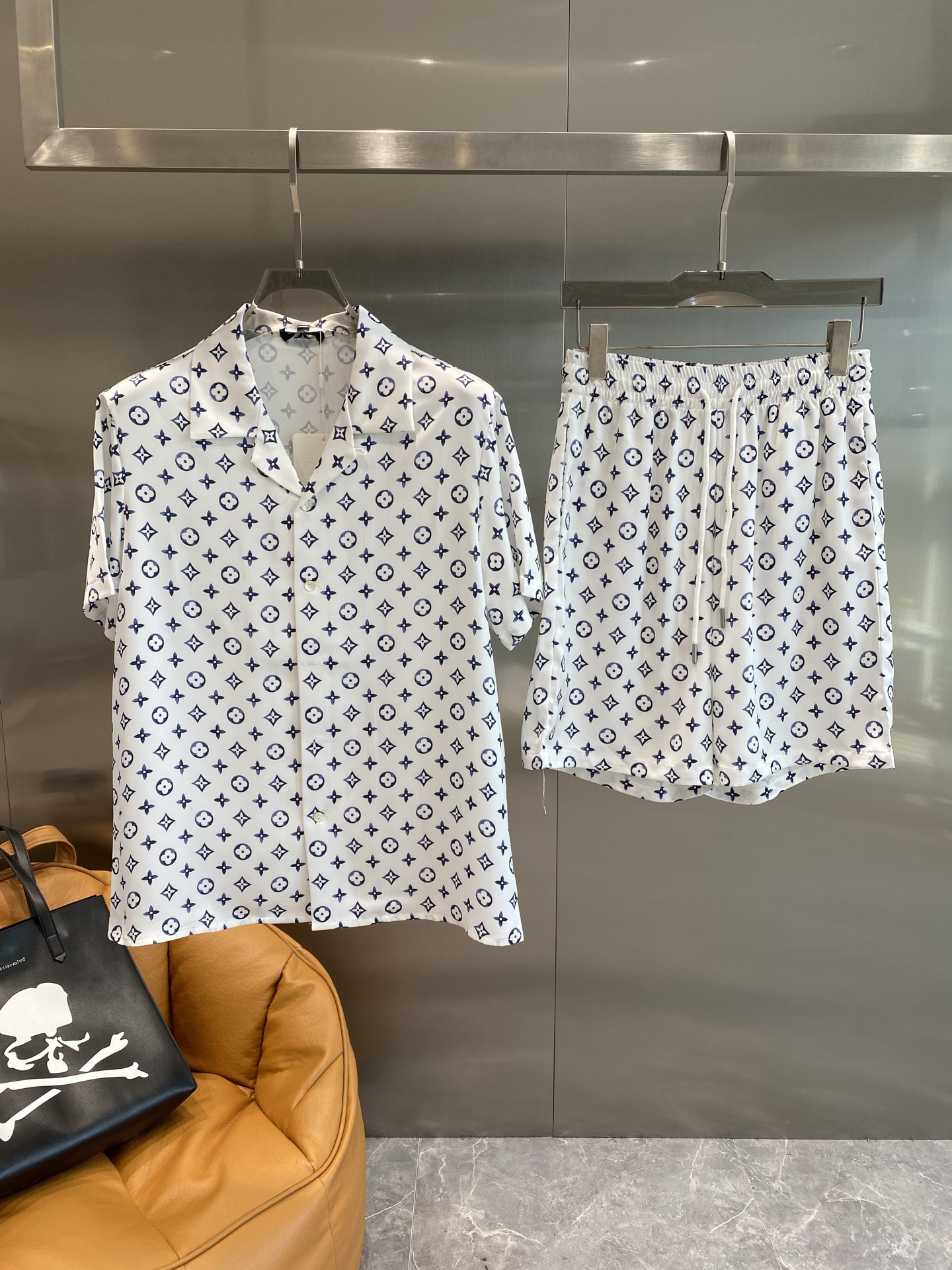 NO:432542,'Donkey Family' Casual pajamas set High-order silk silk fabric upgrade process upgrade Home clothing High-order Russian silk fabric skin-friendly and comfortable Home essentials Do not machine wash silk products, recommended to hand wash or wash bag code M-3XL the next day, louis vuitton, louis vuitton, real silk, alexander wang19860909《驴家》 休闲睡衣套装 高订天绸丝面料升级工艺升级 家居服 高定俄罗丝面料亲肤轻柔舒适 家居必备 真丝产品切勿机洗,建议 手洗或者洗衣袋洗 码数M-3XL隔天,,louis vuitton,louis vuitton,real silk,alexander wang,Men's clothing