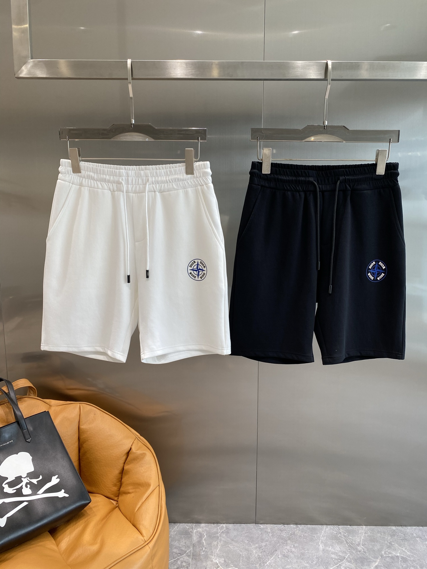 NO:432527,'Dijia' 2025ss classic letter shorts popular custom cotton fabric adopts three-dimensional craftsmanship, three-dimensional and clear visible fabric is comfortable and textured, M-3XL the next day, dior, shorts, alexander wang19860909《迪家》 2025ss经典字母短裤 爆款定制棉质面料 采用立体工艺 立体清晰可见 面料舒适有质感,M-3XL隔天,,dior,shorts,alexander wang,Men's clothing