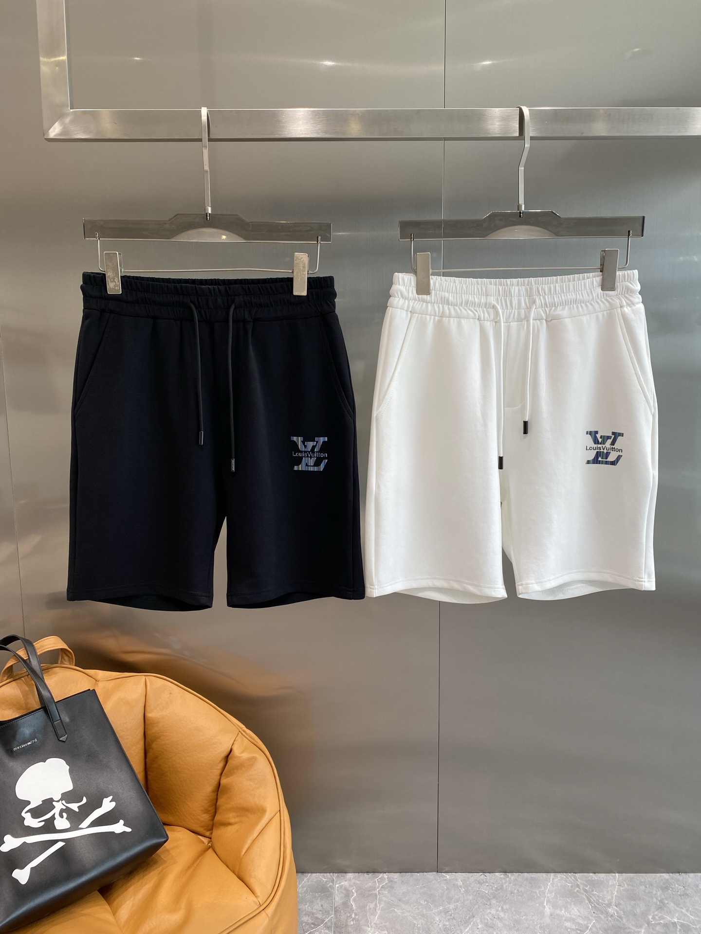 NO:432504,'Donkey Family' 2025 spring and summer new men's casual shorts high-end goods are simple, fashionable and generous. Customized original imported fabrics are simple, neat and refreshing. Quality workmanship details can withstand any form of inspection. Simple, elegant and versatile style. The upper body is elegant and handsome, the next day, louis vuitton, louis vuitton, shorts, alexander wang19860909《驴家》 2025春夏新款男士休闲短裤 高端货简洁时尚大方 定制原版进口面料 简洁利落又清爽 品质做工细节经得起任何形式检验简约大方百搭款 上身优雅帅气,码数M-3XL隔天,,louis vuitton,louis vuitton,shorts,alexander wang,Men's clothing