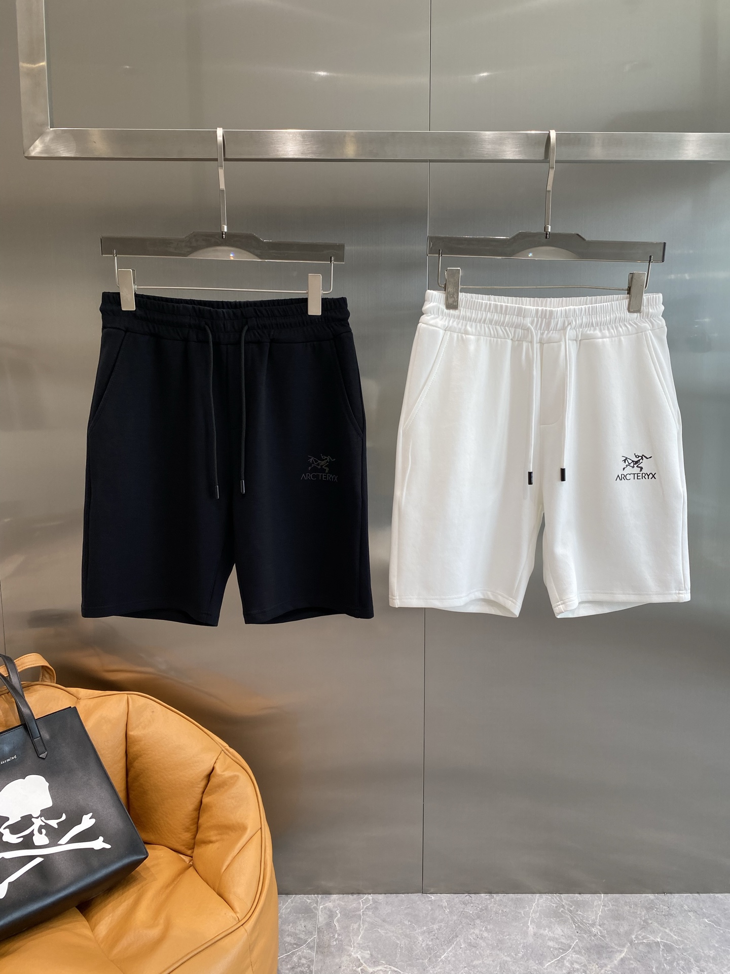 NO:432524,'Bird Home' 2025 spring and summer new men's casual shorts high-end products are simple, fashionable and generous. Customized original imported fabrics are simple, neat and refreshing. Quality workmanship details can withstand any form of inspection. Simple, elegant and versatile. The upper body is elegant and handsome, with the next day, jil sander, shorts, alexander wang19860909《鸟家》 2025春夏新款男士休闲短裤 高端货简洁时尚大方 定制原版进口面料 简洁利落又清爽 品质做工细节经得起任何形式检验简约大方百搭款 上身优雅帅气,码数M-3XL隔天,,jil sander,shorts,alexander wang,Men's clothing