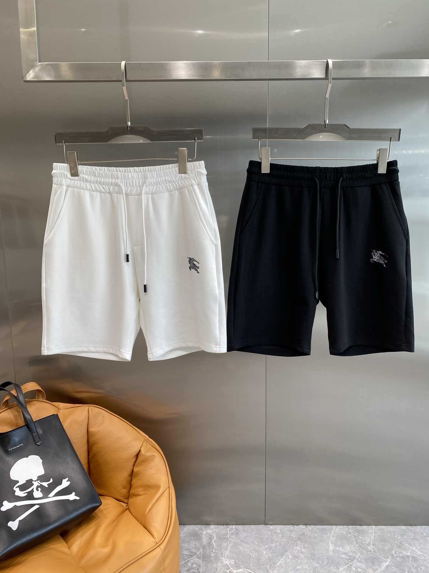 NO:432533,'Bajia' 2025 spring and summer new men's casual shorts high-end goods are simple, fashionable and generous. Customized original imported fabrics are simple, neat and refreshing. The quality workmanship details can withstand any form of inspection. Simple, elegant and versatile. The upper body is elegant and handsome, the next day, burberry, shorts, alexander wang19860909《巴家》 2025春夏新款男士休闲短裤 高端货简洁时尚大方 定制原版进口面料 简洁利落又清爽 品质做工细节经得起任何形式检验简约大方百搭款 上身优雅帅气,码数M-3XL隔天,,burberry,shorts,alexander wang,Men's clothing