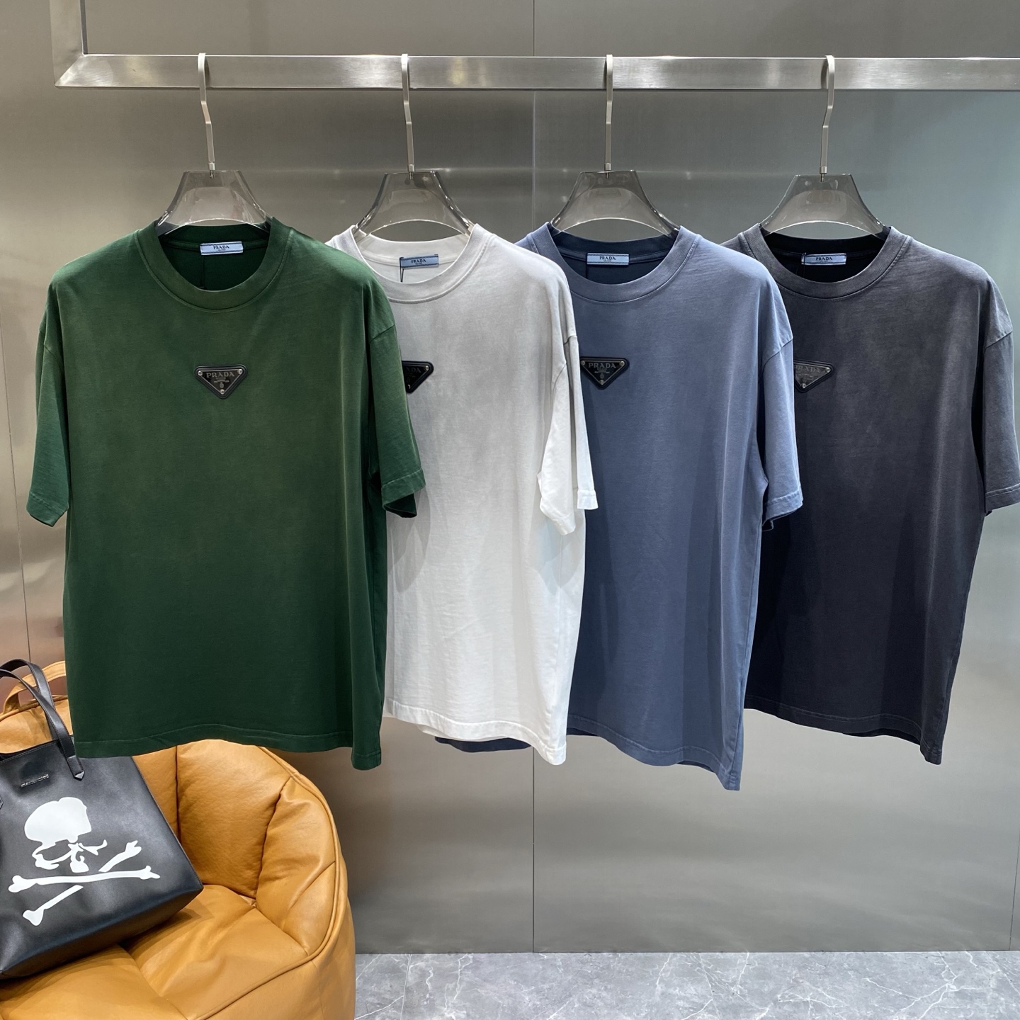 NO:432535,'Pujia' 2025 summer latest product, special counters are available at the same time, fashionable and casual round neck short-sleeved T-shirt, imported original fabric, extremely complex workmanship, the only channel that can be used as a purchasing agent level, top-level printing craft letter pattern logo, extremely high grade, comfortable and versatile, handsome and stylish upper body, recommended, S-XL code next day, prada, T-shirt,tees, t-shirt,alexander wang19860909《普家》 2025夏季最新品,专柜同步有售,时尚休闲圆领短袖T恤,进口原版面料,做工极为复杂,唯一可以做代购级别的渠道狠货,顶级印花工艺字母图案logo,档次极高,舒适百搭,上身帅气有型,推荐,码数S-XL隔天,,prada,T-shirt,tees，t-shirt,alexander wang,Men's clothing