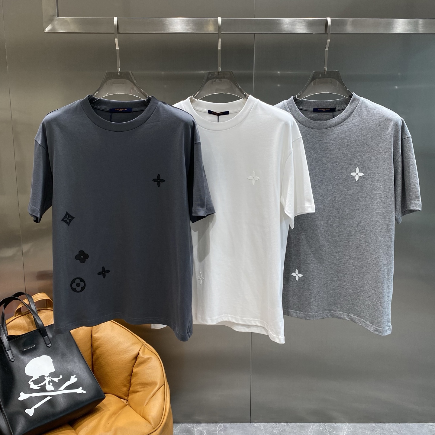 NO:432528,'Doujia' 2025ss Spring and Summer High-quality Pure Cotton Short-sleeved T-shirt, Top-level Original Quality, Current Latest Craft Technique Requirements, Top-level Order Requirements for Car Line Workmanship, Super Easy to Match, Top-level Customization, Matching Details, Quality and Cutting Design are all first-class, Customized Imported Cotton Fabric!  Full of style, light and versatile color matching. S-XL the next day, louis vuitton, louis vuitton, T-shirt, tees, t-shirt, alexander wang19860909《驴家》 2025ss春夏高品质纯棉短袖T恤,顶级原单品质,当下最新工艺要求,顶级订单要求车线做工,超级好搭配,顶级定制,搭配整件细节 ,品质及剪裁设计都堪称一流,定制进口纯棉面料！型格十足,配色轻熟百搭.S-XL隔天,,louis vuitton,louis vuitton,T-shirt,tees，t-shirt,alexander wang,Men's clothing