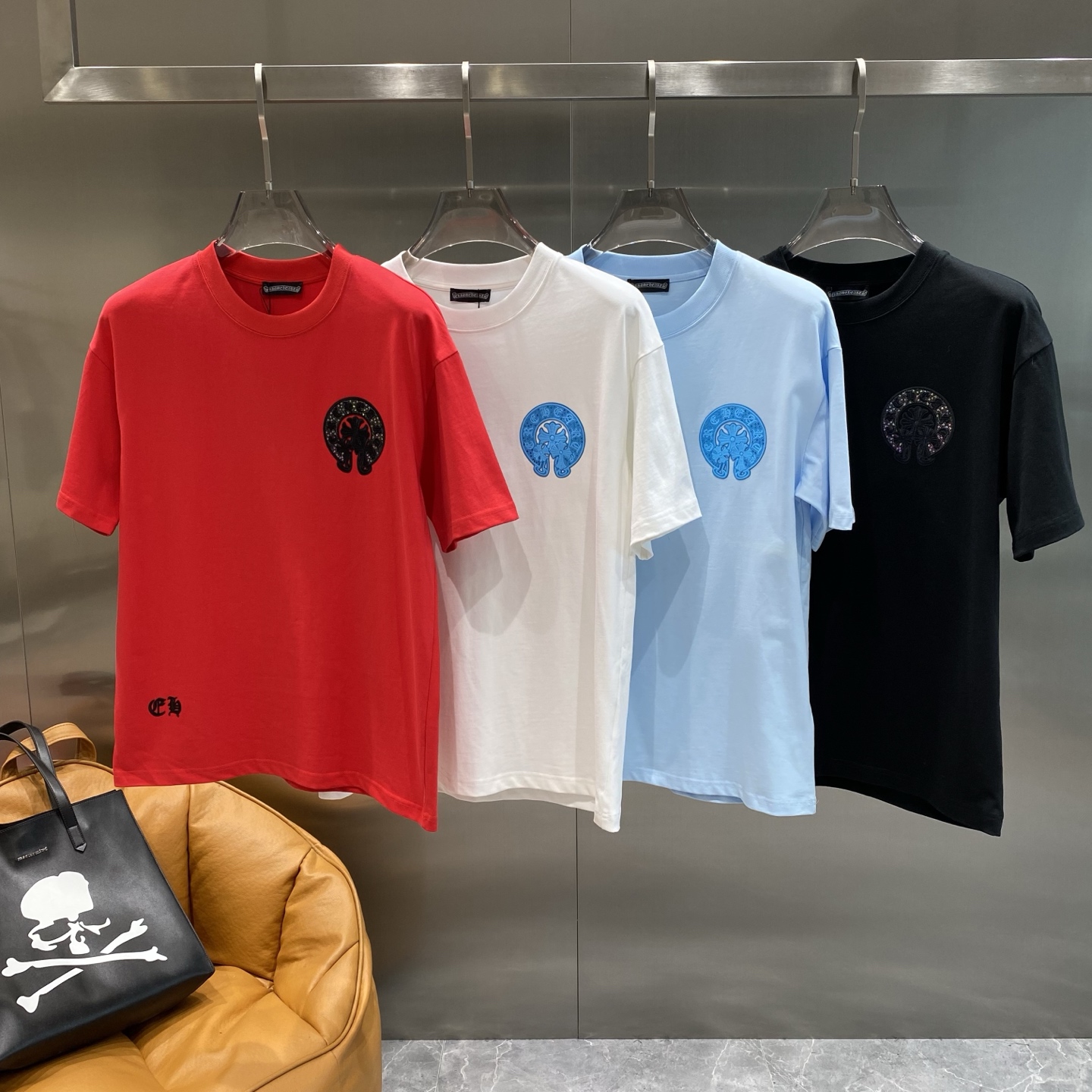 NO:432530,'Kejia' 2025 spring and summer new style, Horseshoe Junhua Cross Series Round Neck Short-sleeved T-shirt!  The latest model of the first counter, high-end customization, avant-garde and fashionable design!  The brand logo emphasizes craftsmanship design, high-end customized fabric, soft feel and comfortable to wear!  The counter-level exquisite car line is exquisitely made, the upper body effect is invincible and handsome!  A must-have item for handsome men!  Number of codes: S-XL the next day, T-shirt,tees,t-shirt,alexander wang19860909《克家》 2025春夏新款 马蹄军花十字架系列圆领短袖T恤！首发专柜最新款,高端订制,设计前卫时尚！品牌logo重工艺设计,高端定制面料,手感柔软,穿着舒适！专柜级别精致车线,做工精细上身效果无敌帅气！型男必备单品！码数: S-XL隔天,,T-shirt,tees，t-shirt,alexander wang,Men's clothing