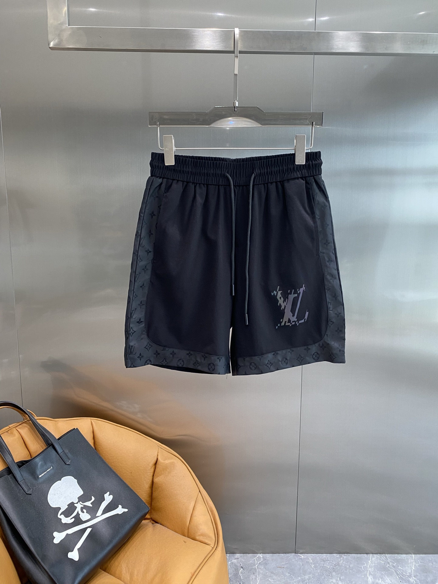 NO:432512,'Donkey Family' 2025 spring and summer new style, the latest casual shorts. The original pants are casual and versatile, casual and lazy, high-end custom fabrics, customized craftsmanship, and comfortable. High-end and atmospheric, does the summer taste have? First choice.M-3xL the next day,,louis vuitton,louis vuitton, shorts,alexander wang19860909《驴家》 2025春夏季新款,最新休闲短裤.原版裤型上身休闲百搭、随性慵懒范,高级定制面料,订制工艺 舒适感爆棚.高端大气,夏天的味道有没有,首选 .M-3xL隔天,,louis vuitton,louis vuitton,shorts,alexander wang,Men's clothing