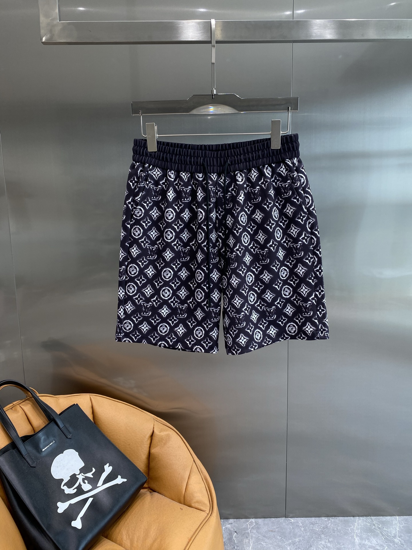 NO:432537,'Donkey Family' 2025 summer new men's casual shorts, high-end custom fabric breathable fabric, extremely breathable, elastic and comfortable, impeccable details, top-level auxiliary materials, original logo design concept, delicate and soft feel!  The upper body style is excellent!  Size M-XXXL the next day, louis vuitton,louis vuitton,shorts,alexander wang19860909《驴家》 2025夏季新款男士休闲短裤,高级定制面料透气面料 透气弹力舒适度极高,细节无可挑剔,顶级辅料配备,原版logo设计理念,手感细腻柔软！上身版型超赞！尺码M-XXXL隔天,,louis vuitton,louis vuitton,shorts,alexander wang,Men's clothing