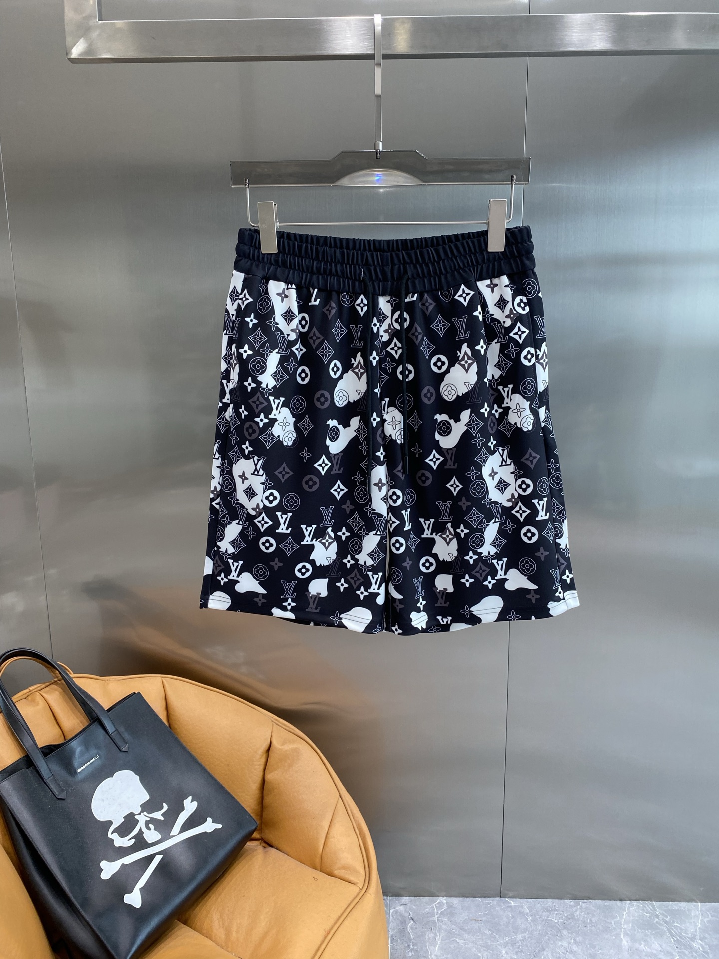 NO:432508,'Donkey Family' 2025 summer new men's casual shorts, high-end custom fabric breathable fabric, extremely breathable, elastic and comfortable, impeccable details, top-level auxiliary materials, original logo design concept, delicate and soft feel!  The upper body style is excellent!  Size M-XXXL the next day, louis vuitton,louis vuitton,shorts,alexander wang19860909《驴家》 2025夏季新款男士休闲短裤,高级定制面料透气面料 透气弹力舒适度极高,细节无可挑剔,顶级辅料配备,原版logo设计理念,手感细腻柔软！上身版型超赞！尺码M-XXXL隔天,,louis vuitton,louis vuitton,shorts,alexander wang,Men's clothing