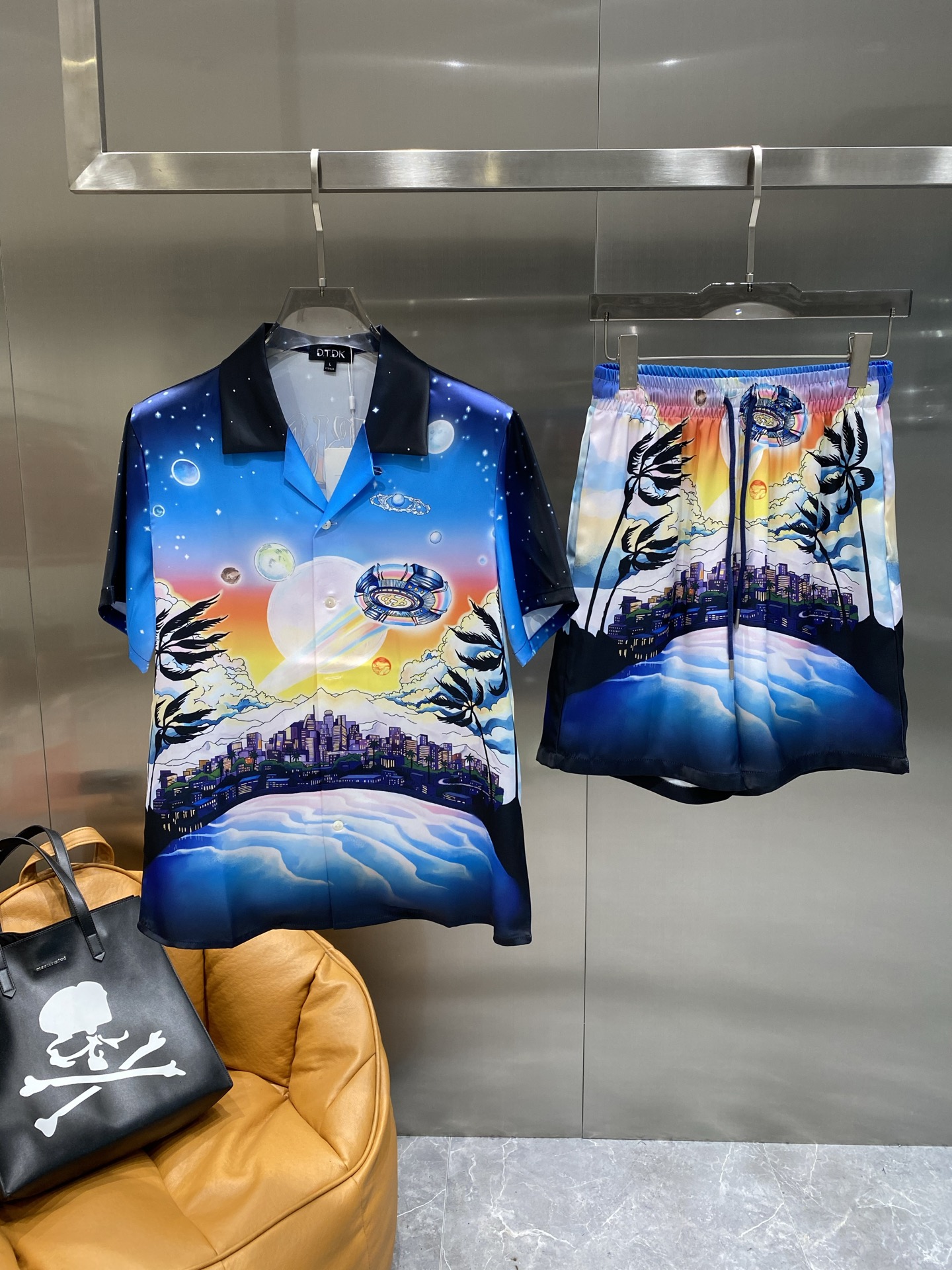 NO:439705,'Ji Family' Casual pajamas set High-order silk silk fabric upgrade process upgrade Home clothing High-order Russian silk fabric skin-friendly and comfortable Home essentials Do not machine wash silk products, recommended to hand wash or wash bag number M-3XL the next day, real silk, alexander wang19860909《纪家》 休闲睡衣套装 高订天绸丝面料升级工艺升级 家居服 高定俄罗丝面料亲肤轻柔舒适 家居必备 真丝产品切勿机洗,建议 手洗或者洗衣袋洗 码数M-3XL隔天,,real silk,alexander wang,Men's clothing