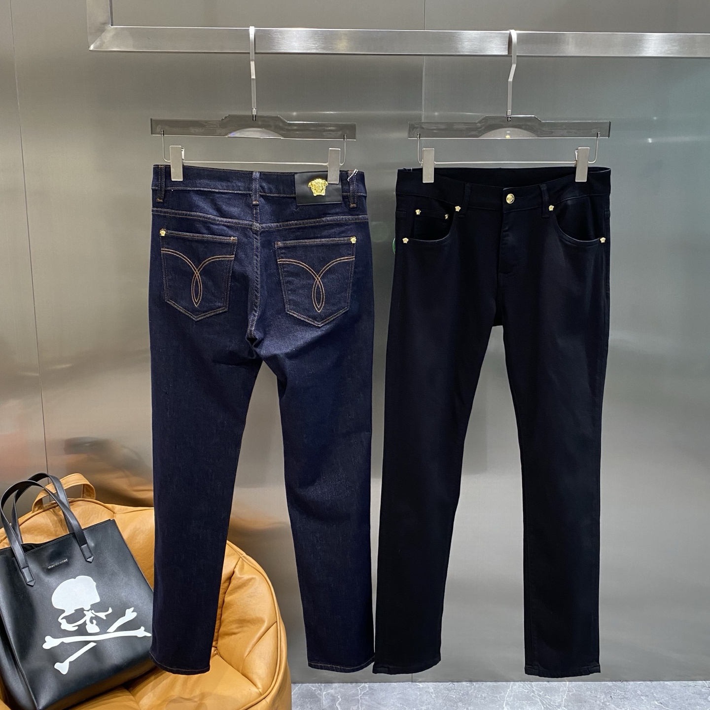 NO:439695,'Fan Family' New original single high-end men's jeans!  Luxury classic brand Medusa LOGO accessories, hot-selling models for counters, very comfortable to wear, low-key and luxurious, very classy when worn 29-36 the next day,, jeans, alexander wang19860909《范家》 新品原单高端男士牛仔裤！奢华经典品牌美杜莎LOGO配饰 专柜热销款 身穿着非常舒适 低调不失奢华 穿出去非常有档次 29-36隔天,,jeans,alexander wang,Men's clothing
