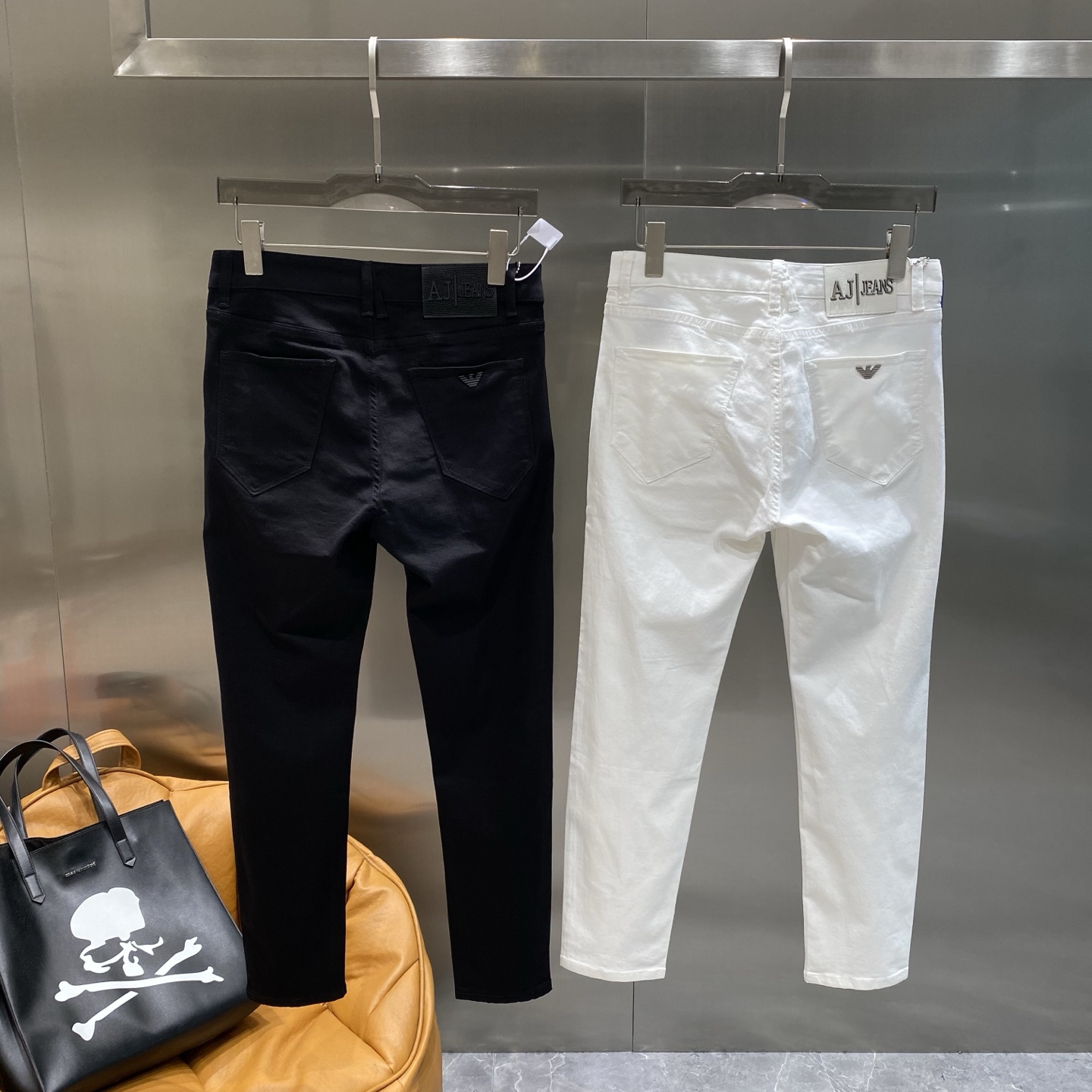 NO:439660,'Ama Family' 2025SS new product, original single men's wash jeans purebred product, a must-have product every season, a hot-selling ace item that needs no doubt, conforms to the best matching color number of the four seasons. The overall style continues the tone of SLP, and integrates a variety of arts and esthetics throughout the body. Washing and making it old is natural, creating an unruly and individual style!  The details are excellent, very sophisticated, and the auxiliary materials are all supplied to customers. The metal chain strongly demonstrates the brand identity!  The heavyweight Japanese imported denim fabric is very well washed and impeccable!  Perfect cut 29-36 the next day, loro piana, jeans, alexander wang19860909《阿玛家》 2025SS新品 原单男士水洗牛仔裤纯血统品 每季必出的类型,无需质疑的热卖王牌单品,符合四季最佳的搭配色号 整体的风格延续了SLP的基调,通体融入了多种工艺美学,水洗做旧浑然天成,缔造出不羁与个性的风格！细节方面极为出色,非常匠心考究,通体的辅料皆为客供 金属链条有力彰显了品牌身份！重磅日本进口的丹宁面料,水洗相当出色,无可挑剔！版型剪裁完美 29-36隔天,,loro piana,jeans,alexander wang,Men's clothing