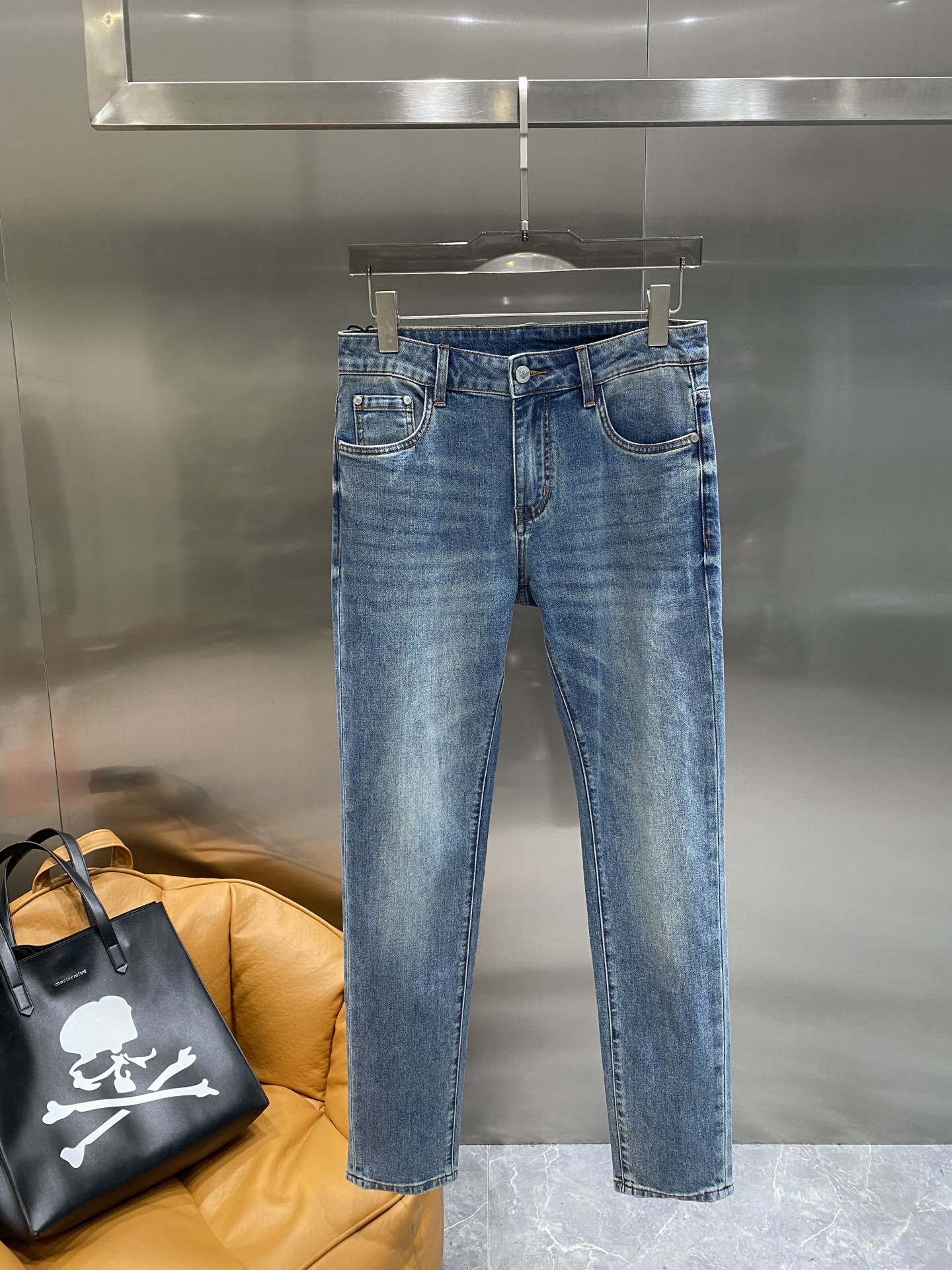 NO:439681,'Ama Family' is exclusively available for the new high-end version of casual jeans. Customized counter fabrics are breathable and comfortable, impeccable details, and the brand element design concept reflects high quality. The feel is delicate and soft!  It is casually cut, with a great upper body style!  Number of 29-36 the next day, jeans, alexander wang19860909《阿玛家》 独家专供新款休闲牛仔裤高端版本 专柜定制面料 透气舒适度高,细节无可挑剔,品牌元素设计理念,体现高品质.手感细腻柔软！呈现休闲裁剪,上身版型超赞！码数29-36隔天,,jeans,alexander wang,Men's clothing