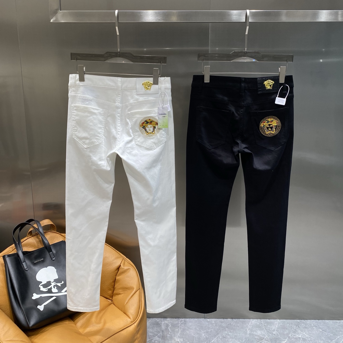 NO:439688,'Fan Jia' is exclusively available for the new high-end version of casual jeans. Customized fabrics for counters are breathable and comfortable, with impeccable details. The brand element design concept reflects high quality. The feel is delicate and soft!  It is casually cut, with a great upper body style!  Number of 29-36 the next day, jeans, alexander wang19860909《范家》 独家专供新款休闲牛仔裤高端版本 专柜定制面料 透气舒适度高,细节无可挑剔,品牌元素设计理念,体现高品质.手感细腻柔软！呈现休闲裁剪,上身版型超赞！码数29-36隔天,,jeans,alexander wang,Men's clothing