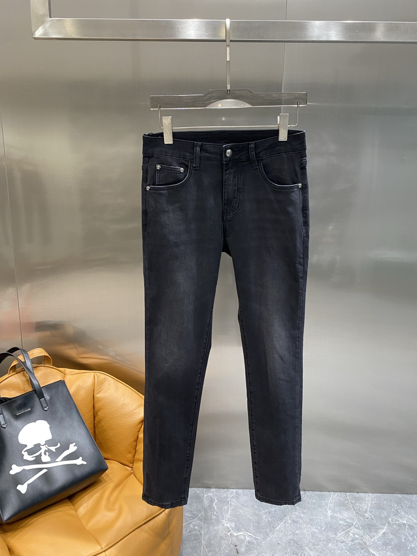 NO:439684,'Fan Jia' is available for high-end exclusive sale. The 25SS four-season super-burning and explosive series of the most jeans. Exclusively launched. Original custom high-end quality fabric. Customized hardware style slim-fitting tailoring. The fabric has elasticity. The micro-elastic upper body is super comfortable. A must-have item!  Counter size 29-36 the next day, jeans, alexander wang19860909《范家》 高端独家发售 25SS四季款超燃炸街系列之最牛仔裤 独家隆重推出 原版定制高端品质面料 定制五金版型修身剪裁 面料带弹力 微弹上身舒适度超高 必爆单品！专柜尺码29-36隔天,,jeans,alexander wang,Men's clothing