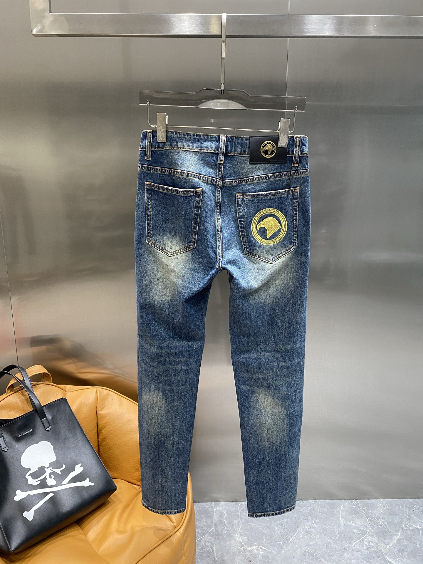 NO:439709,'Shijia' is released simultaneously on the official website counter, 2025SS spring and summer new men's casual jeans, original single quality, custom-made original denim fabric for counter, logo pattern design, original hardware and accessories for pants, three-dimensional and clear, c super trendy personality, fashionable and stylish upper body!  Trendy men's must-have items, 29-36, the next day, jeans, alexander wang19860909《史家》 官网专柜同步发售,2025SS春夏新品男士休闲牛仔裤,原单品质,专柜定制原版牛仔面料,logo图案设计,裤身原版五金辅料装饰,立体清晰,c超级潮流个性,上身时尚有型！潮男必备单品 码数29-36隔天,,jeans,alexander wang,Men's clothing