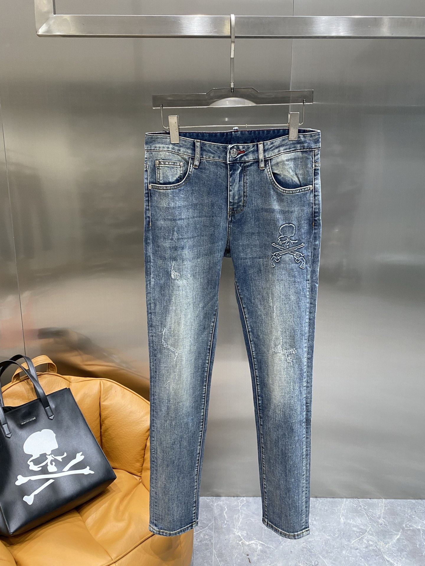 NO:439715,'PP Home' official counter is released simultaneously, 2025SS spring and summer new men's casual jeans, original single quality, custom-made original denim fabric for counter, logo pattern design, original hardware and accessories for pants, three-dimensional and clear, c super trendy personality, fashionable and stylish upper body!  Trendy men's must-have items, 29-36, the next day, jeans, alexander wang19860909《PP家》 官网专柜同步发售,2025SS春夏新品男士休闲牛仔裤,原单品质,专柜定制原版牛仔面料,logo图案设计,裤身原版五金辅料装饰,立体清晰,c超级潮流个性,上身时尚有型！潮男必备单品 码数29-36隔天,,jeans,alexander wang,Men's clothing