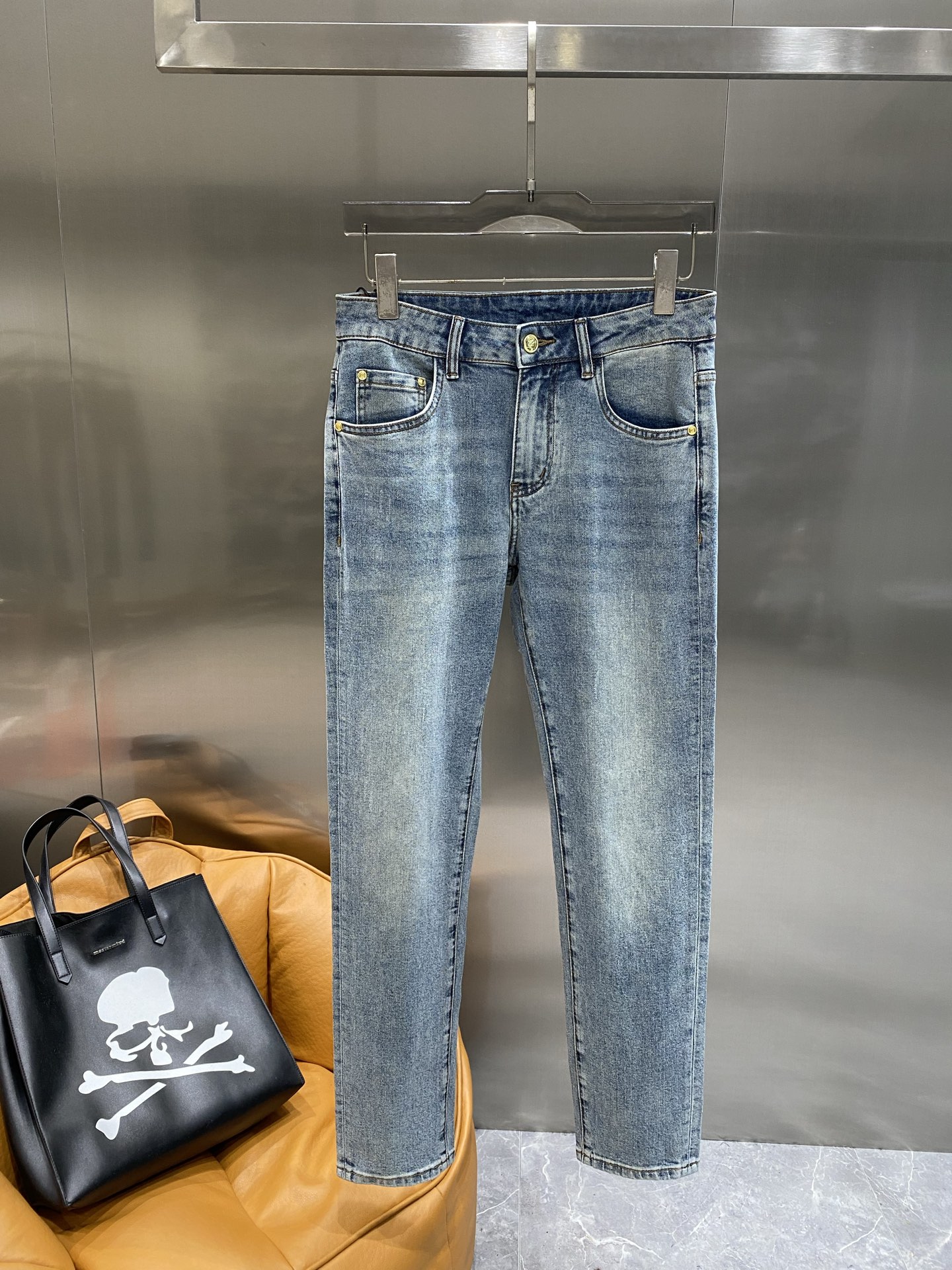 NO:439677,'Fenjia' is available for high-end exclusive sale. The 25SS four-season super-burning and explosive series of the most jeans. Exclusively launched. Original custom high-end quality fabric. Customized hardware style slim-fitting tailoring. The fabric has elasticity. The micro-elastic upper body is super comfortable. A must-have item!  Counter size 29-36 the next day, fendi, jeans, alexander wang19860909《芬家》 高端独家发售 25SS四季款超燃炸街系列之最牛仔裤 独家隆重推出 原版定制高端品质面料 定制五金版型修身剪裁 面料带弹力 微弹上身舒适度超高 必爆单品！专柜尺码29-36隔天,,fendi,jeans,alexander wang,Men's clothing