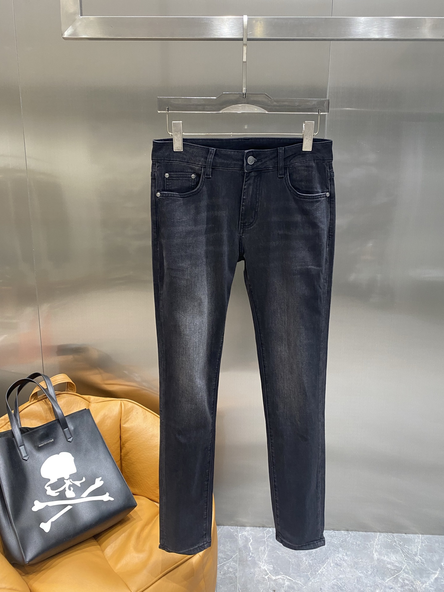 NO:439656,'Fenjia' exclusively offers high-end versions of new jeans!  Customized fabrics for counters are breathable and comfortable, with impeccable details, and the brand element design concept reflects high quality. Logo pattern, delicate and soft feel!  It is casually cut, with a great upper body style!  Number of 29-36 the next day, fendi, jeans, alexander wang19860909《芬家》 独家专供新款牛仔裤高端版本！专柜定制面料 透气舒适度高,细节无可挑剔,品牌元素设计理念,体现高品质.logo图案,手感细腻柔软！呈现休闲裁剪,上身版型超赞！码数29-36隔天,,fendi,jeans,alexander wang,Men's clothing