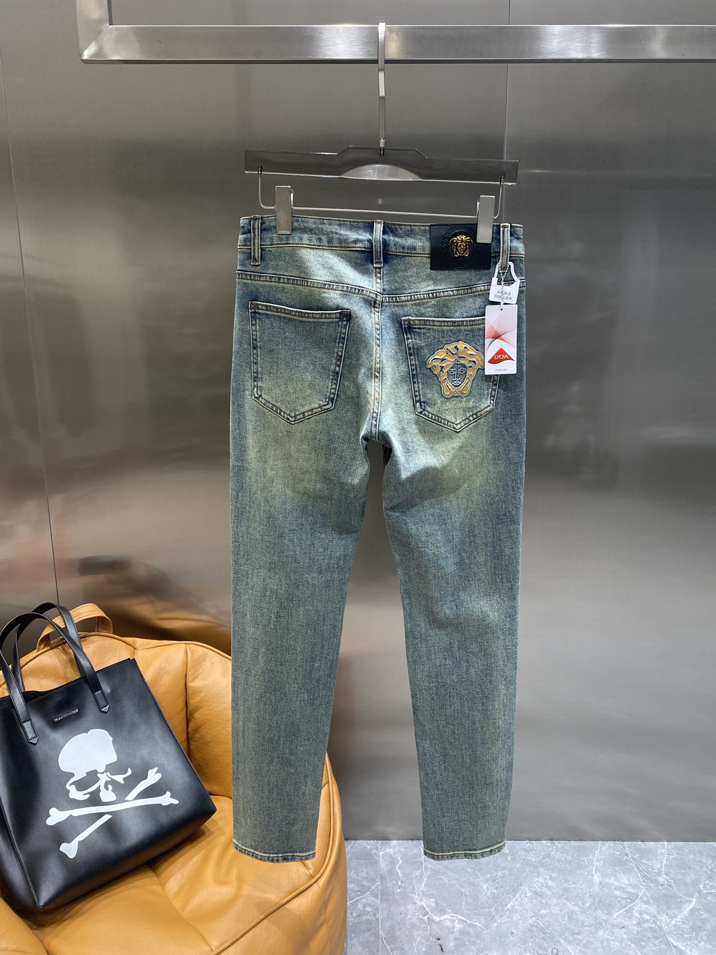 NO:439670,'Fan Jia' is available for high-end exclusive sale. The 25SS four-season super-burning street-explosion series is the most exclusive and grandly launched. Original custom high-end quality fabric, customized hardware style slim tailoring, fabric with elasticity, micro-elastic upper body comfort, a must-have item!  Counter size 29-36 the next day, jeans, alexander wang19860909《范家》 高端独家发售 25SS四季款超燃炸街系列之最牛仔裤 独家隆重推出 原版定制高端品质面料 定制五金版型修身剪裁 面料带弹力 微弹上身舒适度超高 必爆单品！专柜尺码29-36隔天,,jeans,alexander wang,Men's clothing