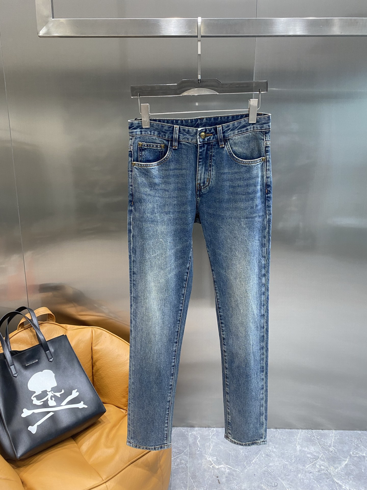 NO:439667,'Fan Family' New original single high-end men's jeans!  Luxury classic brand Medusa LOGO accessories, hot-selling models for counters, very comfortable to wear, low-key and luxurious, very classy when worn 29-36 the next day,, jeans, alexander wang19860909《范家》 新品原单高端男士牛仔裤！奢华经典品牌美杜莎LOGO配饰 专柜热销款 身穿着非常舒适 低调不失奢华 穿出去非常有档次 29-36隔天,,jeans,alexander wang,Men's clothing