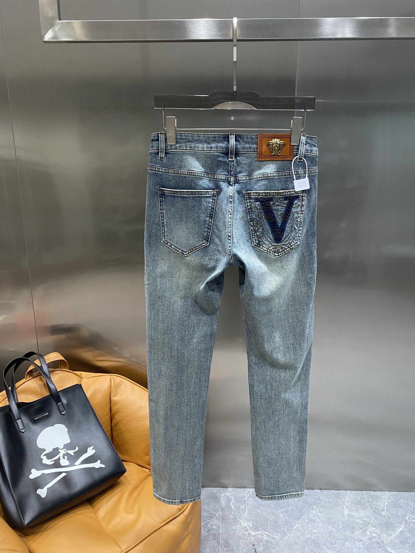 NO:439653,'Fan Family' New original single high-end men's jeans!  Luxury classic brand Medusa LOGO accessories, hot-selling models for counters, very comfortable to wear, low-key and luxurious, very classy when worn 29-36 the next day,, jeans, alexander wang19860909《范家》 新品原单高端男士牛仔裤！奢华经典品牌美杜莎LOGO配饰 专柜热销款 身穿着非常舒适 低调不失奢华 穿出去非常有档次 29-36隔天,,jeans,alexander wang,Men's clothing