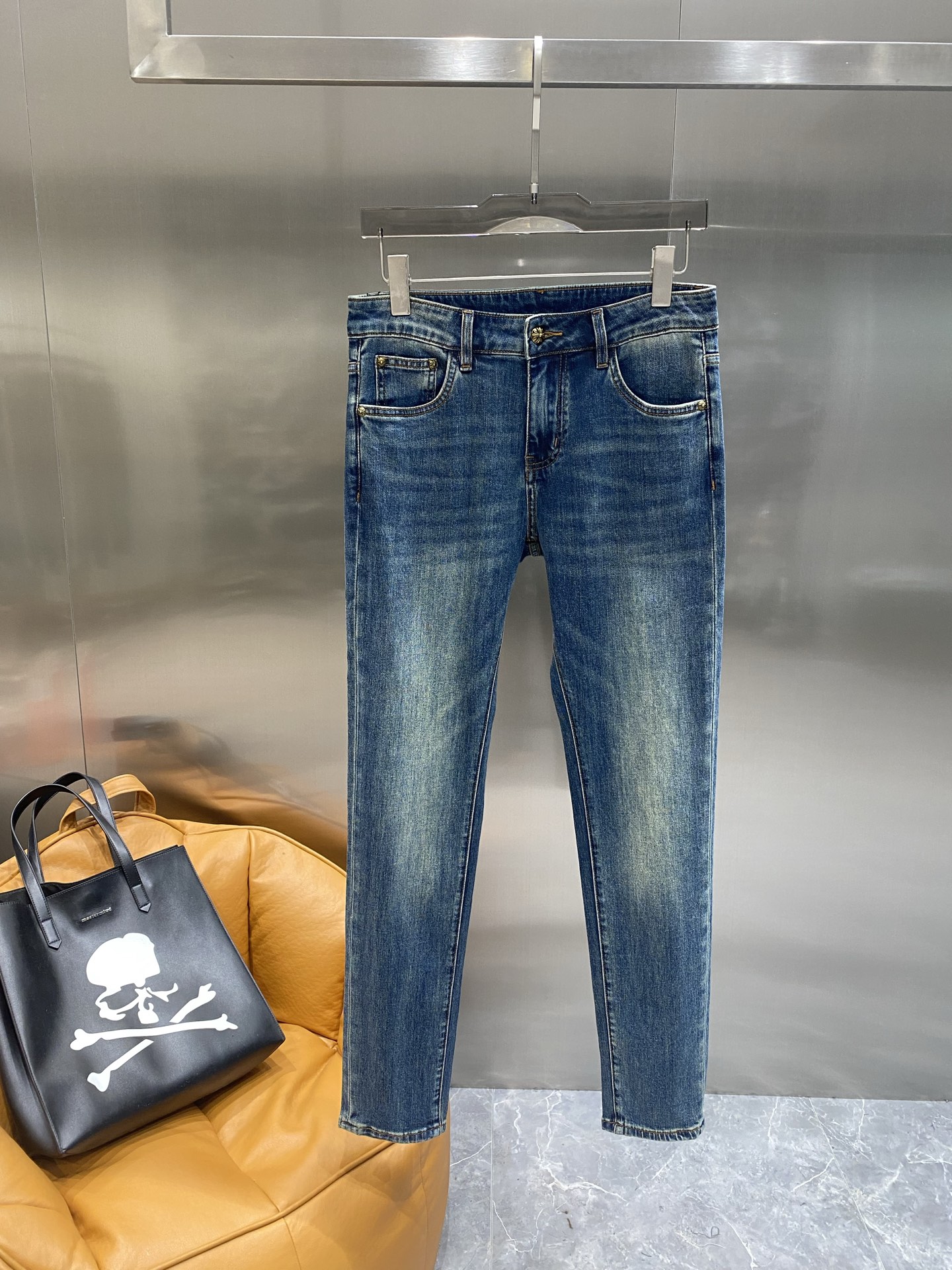 NO:439674,'Kejia' new product original single high-end men's jeans!  Luxury classic brand Medusa LOGO accessories, hot-selling models for counters, very comfortable to wear, low-key and luxurious, very classy when worn 29-36 the next day,, jeans, alexander wang19860909《克家》 新品原单高端男士牛仔裤！奢华经典品牌美杜莎LOGO配饰 专柜热销款 身穿着非常舒适 低调不失奢华 穿出去非常有档次 29-36隔天,,jeans,alexander wang,Men's clothing