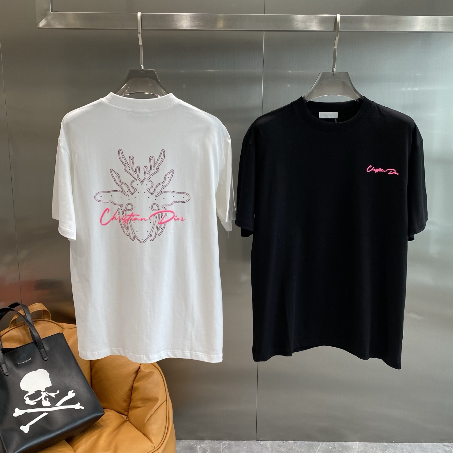 NO:465946,'Dijia' 25ss Spring and Summer New First-Open Counter Latest Short-sleeved Round Neck T-shirt High-end Customization Design Avant-garde and fashionable!  Brand logo craft design High-end custom 240g fabric. Soft feel and comfortable to wear. Counter-level exquisite car line. Color black and white. Number of S-2XL next day, dior, T-shirt, tees, t-shirt, alexander wang19860909《迪家》 25ss春夏新款首发专柜最新款短袖圆领T恤 高端订制 设计前卫时尚！品牌logo工艺设计 高端定制240克面料.手感柔软.穿着舒适.专柜级别精致车线.颜色黑色.白色.码数S-2XL隔天,,dior,T-shirt,tees，t-shirt,alexander wang,Men's clothing