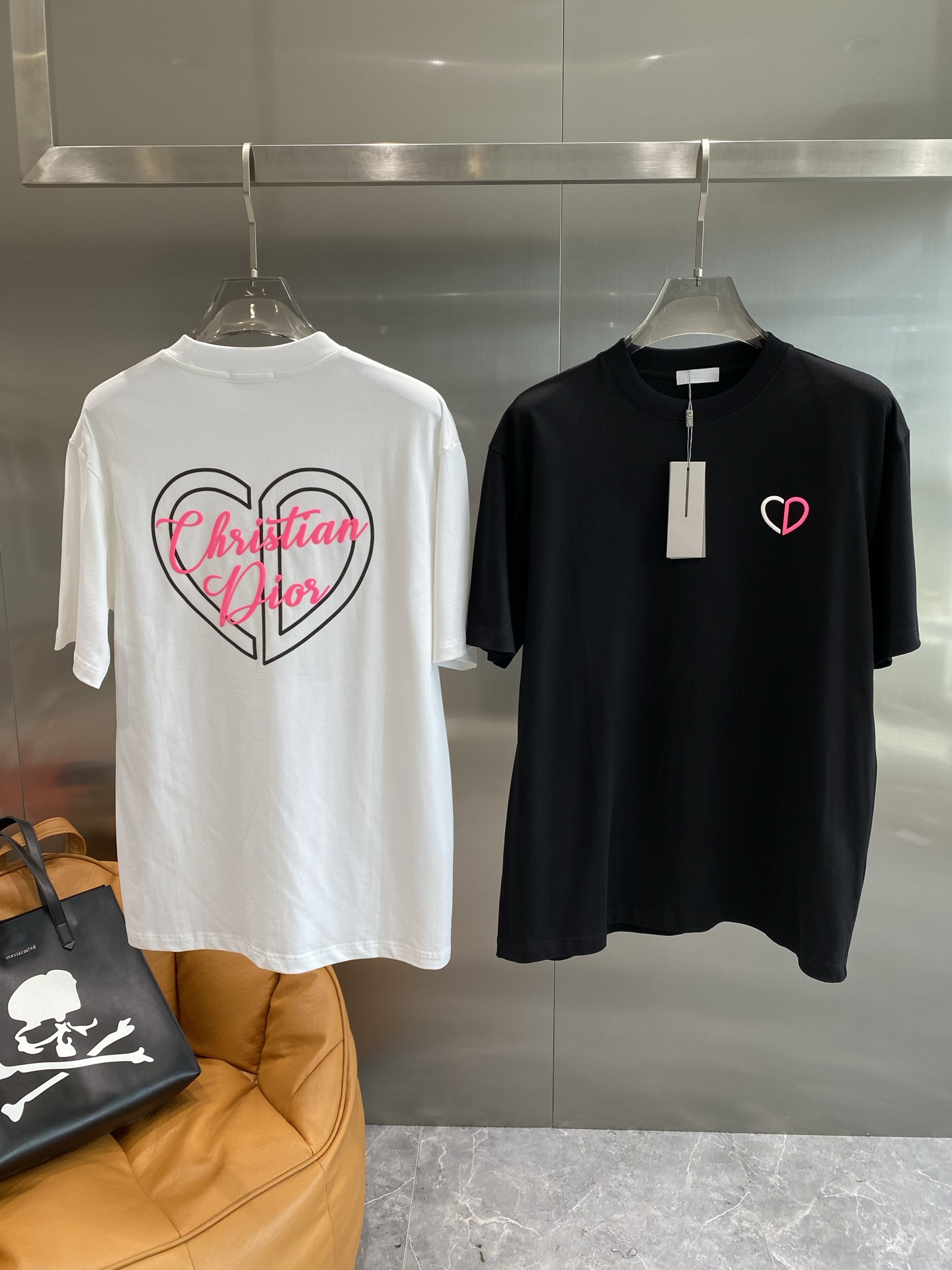 NO:465940,'Dijia' 2025 Printed logo badge round neck short-sleeved T-shirt. Customer-supplied worsted knitted cotton fabric, smooth and delicate texture, light and refreshing, and the cutting process of both inside and outside, always maintaining a perfect shape. The unique hand-painted logo print interprets the unrestrained free soul, representing the trendy brand design charm that keeps pace with the times, S-XXL the next day,,dior,T-shirt,tees,t-shirt,alexander wang19860909《迪家》 2025 印花标识徽章圆领短袖T恤.客供精纺针织棉面料,手感质感顺滑细腻,轻薄透爽,内外兼具的裁剪工艺,时刻保持足够完美的造型.别具一格的手绘logo印花演绎无拘无束的自由灵魂代表与时俱进的潮流品牌设计魅力S-XXL隔天,,dior,T-shirt,tees，t-shirt,alexander wang,Men's clothing